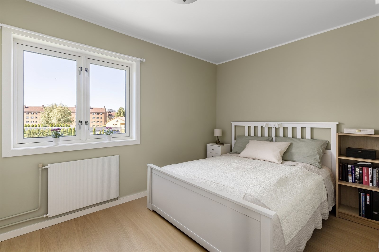 Rosmlig hovedsoverom med god plass til dobbeltseng, tilhørende nattbord og garderobeskap Galleribilde