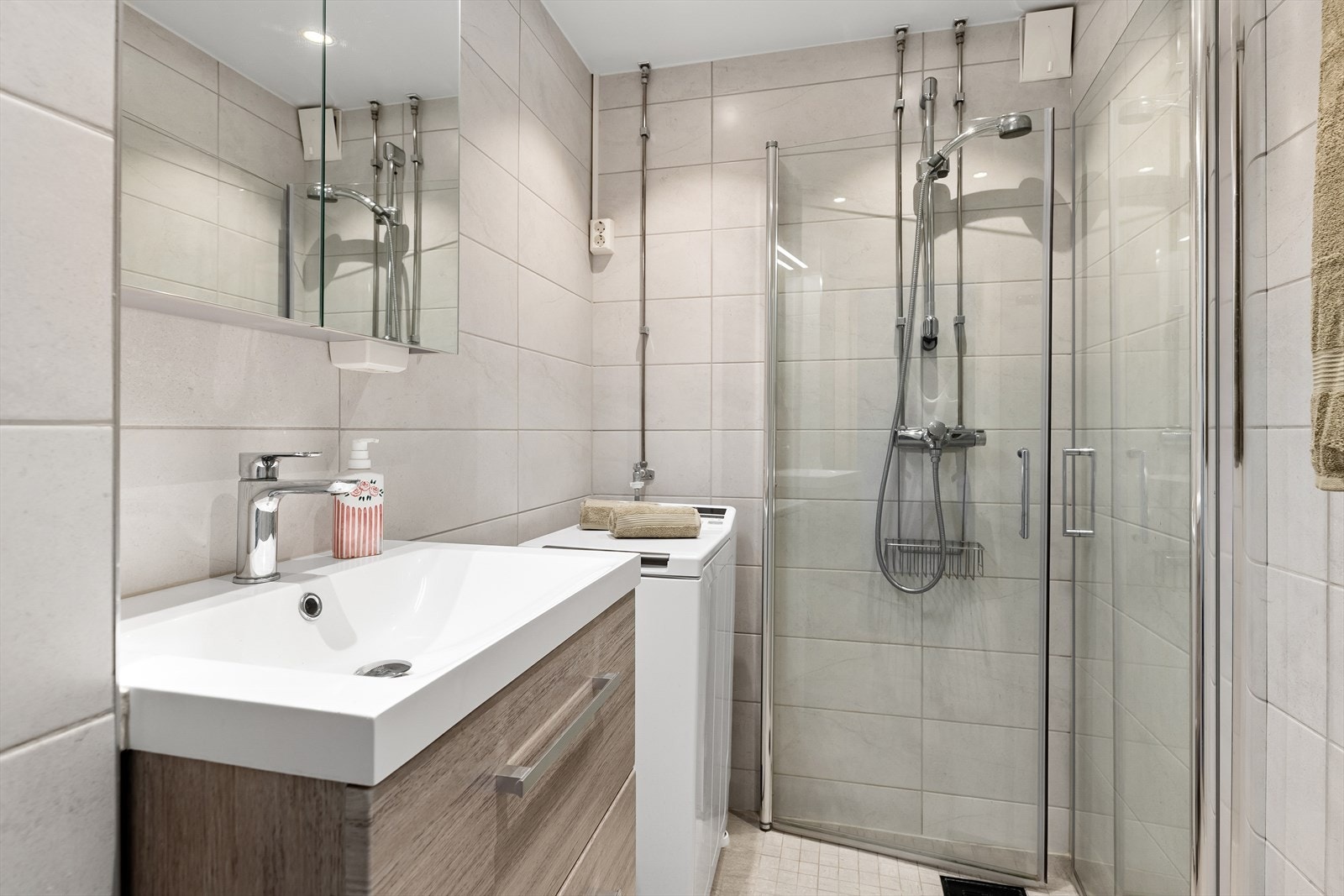 Moderne og stilrent bad med flislagt gulv og gulvvarme, samt flislagte vegger Galleribilde