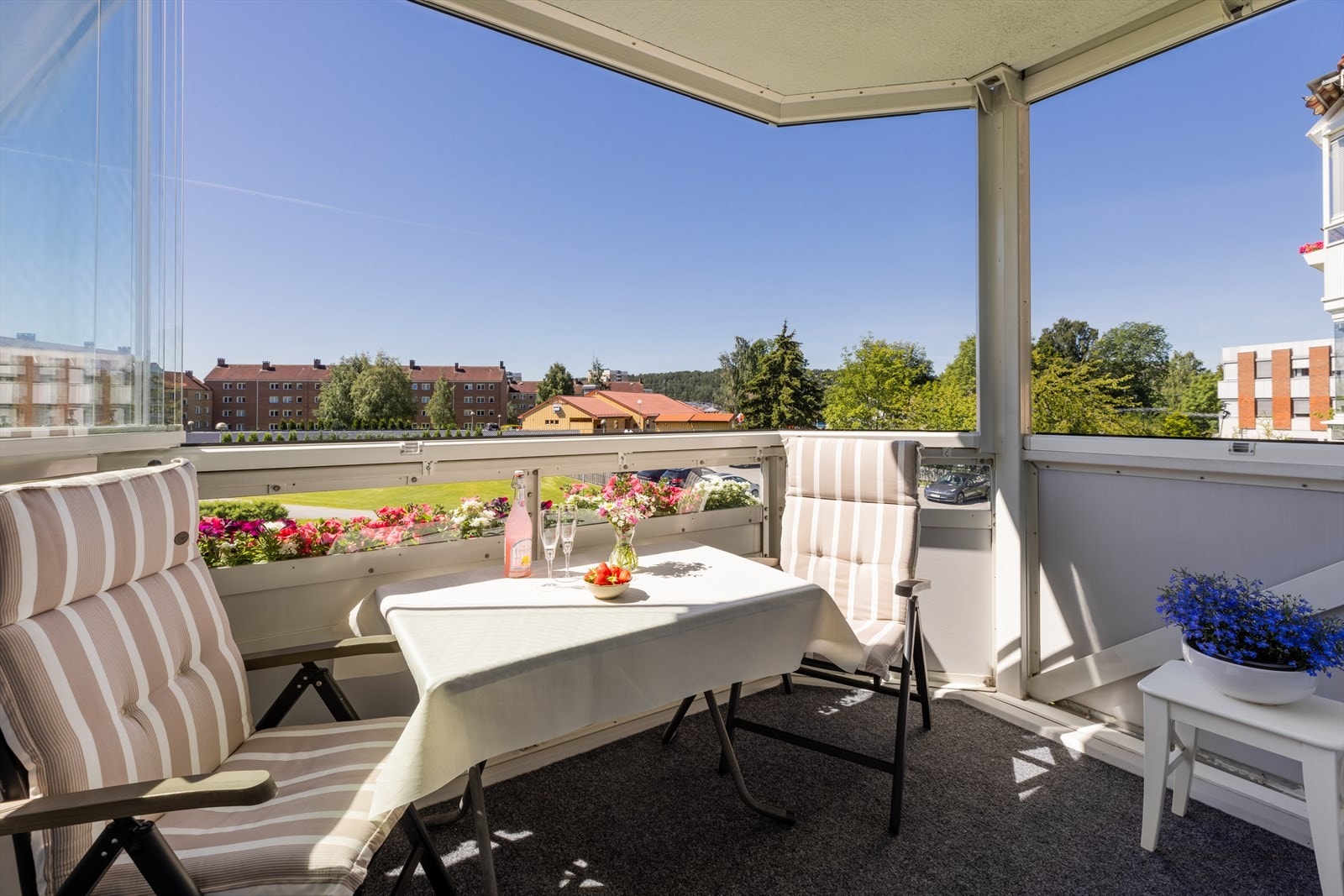 Denne lyse og innbydende 3-roms leiligheten ligger attraktivt til i byggets 2. etasje med herlig utsyn Galleribilde