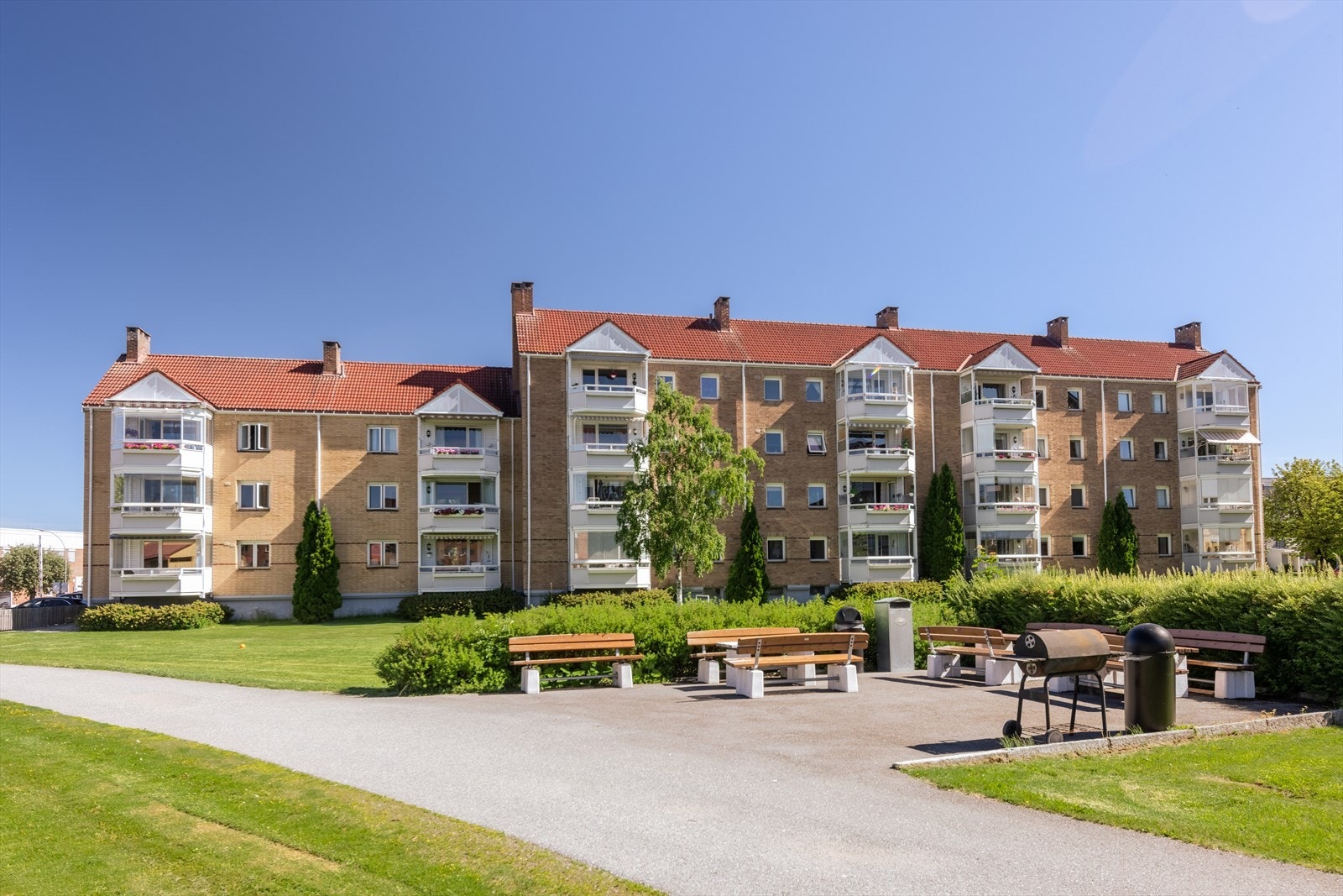 Herlige fellesarealer med opparbeidet plen, sitteplasser og diverse beplantning Galleribilde