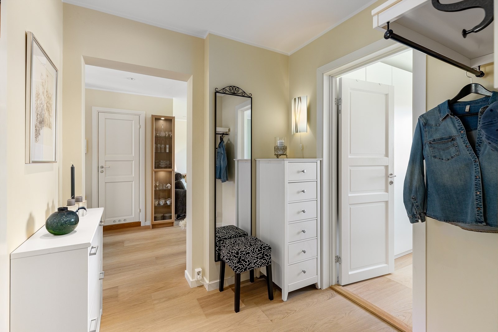 Entréen fungerer som et naturlig knutepunkt, med enkel tilgang til boligens øvrige rom Galleribilde