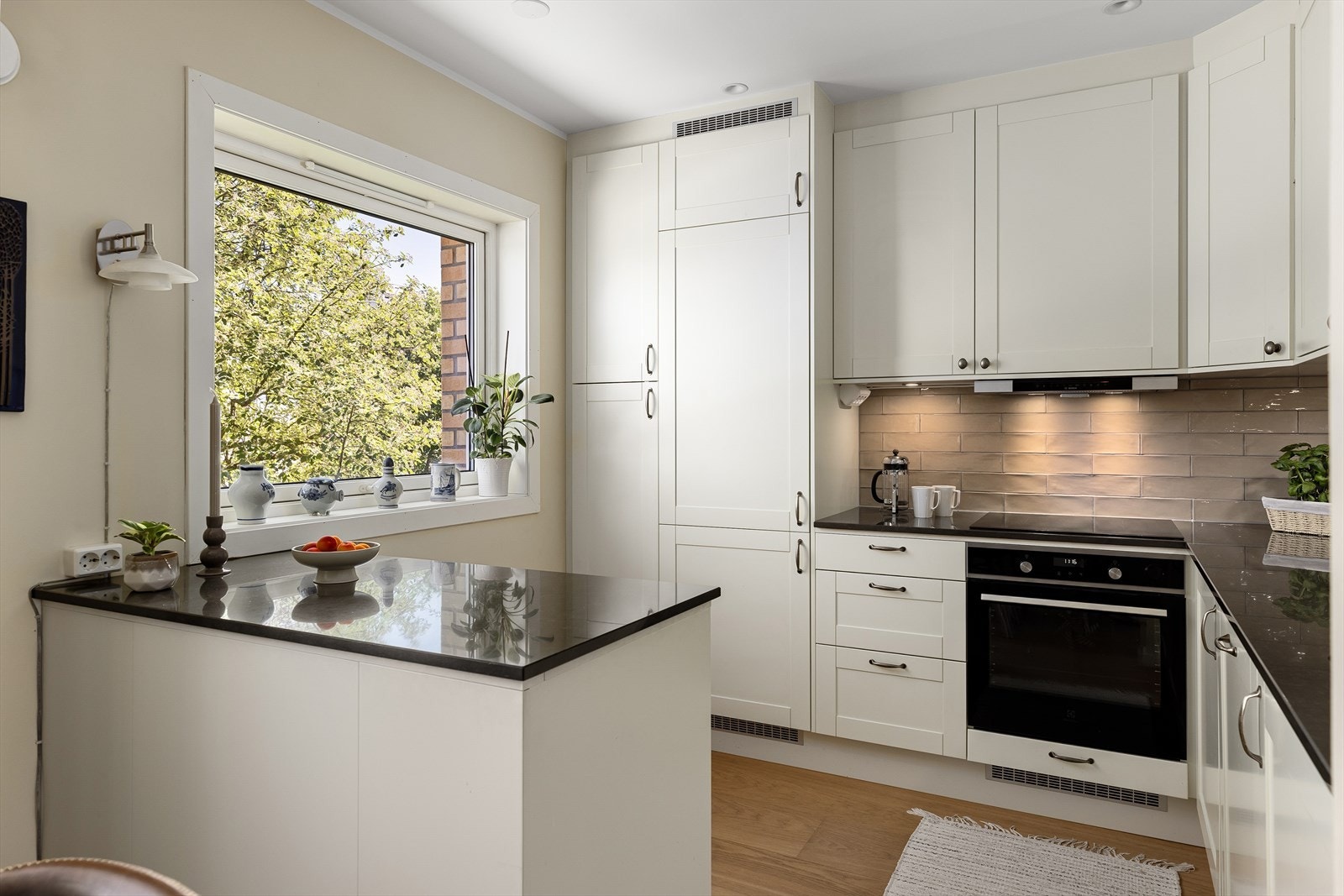 Kjøkkenet har god plass til lagring i over- og underskap samt en romslig benkeplate. En praktisk kjøkkenøy med ekstra lagringsplass gir både funksjonalitet og bedre arbeidsflyt Galleribilde