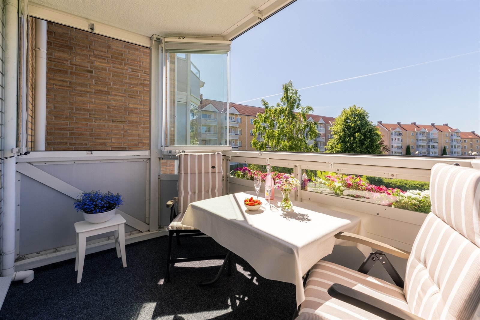 Fra stuen er det utgang til en solrik, innglasset balkong på 7 kvm. God plass til utemøbler og gir en lun og trivelig uteplass Galleribilde