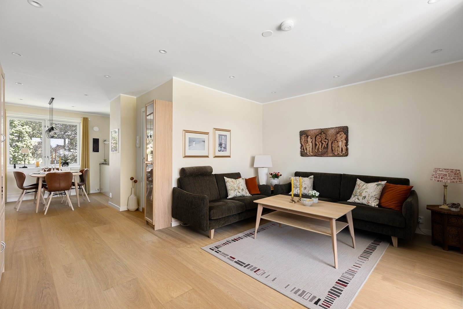 Stuen har en delvis åpning mot kjøkkenet Galleribilde