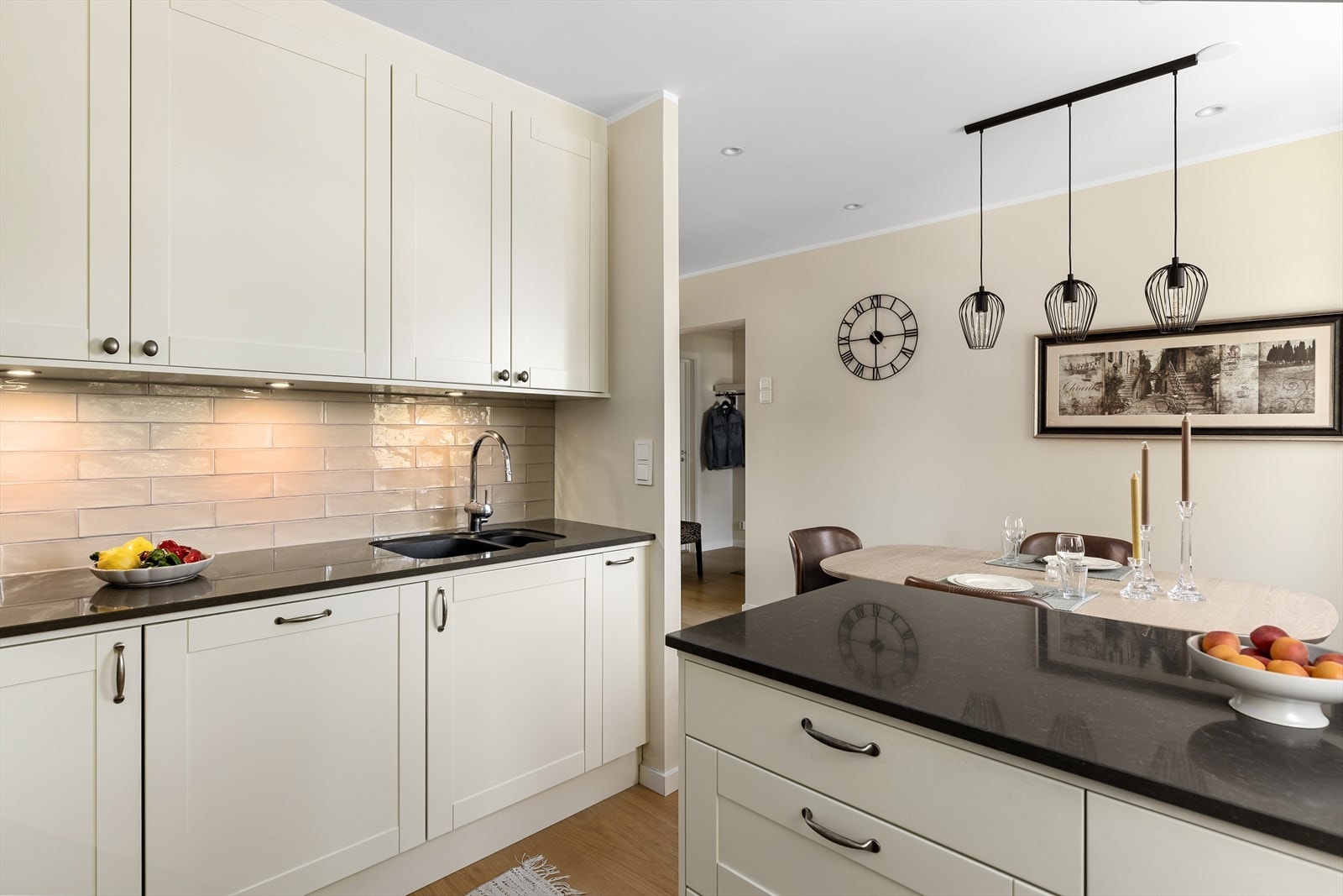 Lys under overskap gir godt arbeidslys, og kullfiltervifte er plassert over den integrerte koketoppen. I tillegg er kjøkkenet utstyrt med integrert stekeovn, kjøl/frys og oppvaskmaskin Galleribilde