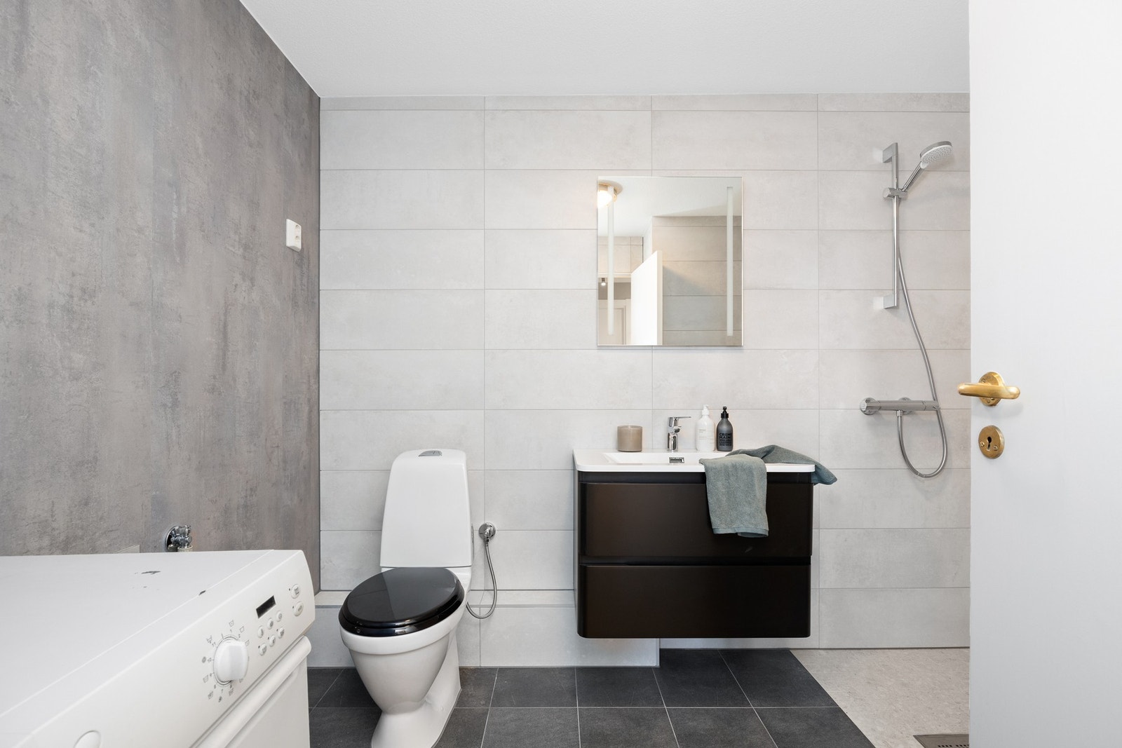 Pent baderom som ble oppusset i 2023. Varme i gulvet. Galleribilde