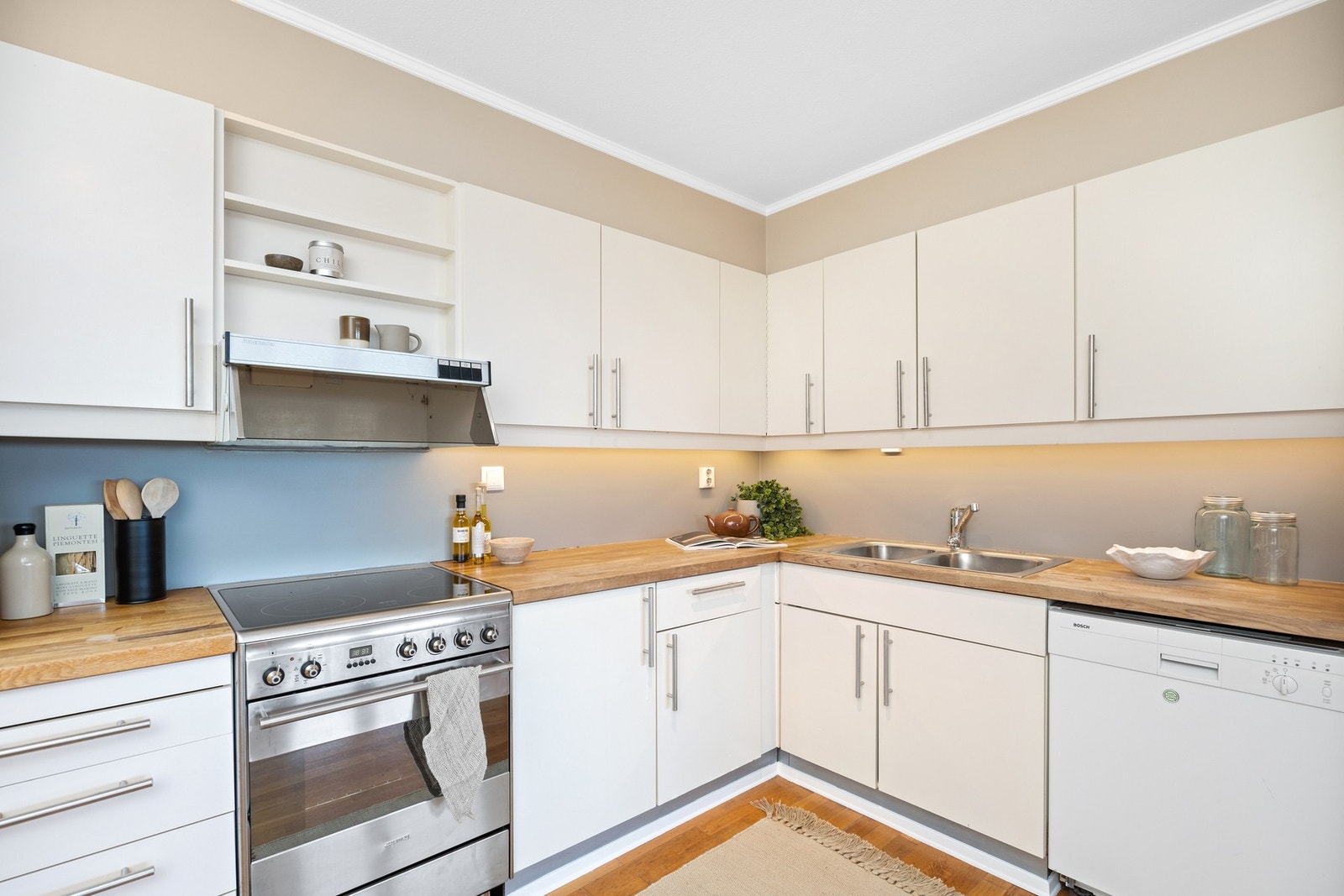 Kjøkkeninnredningen er eldre, men funksjonell. Hvitevarene medfølger. Galleribilde