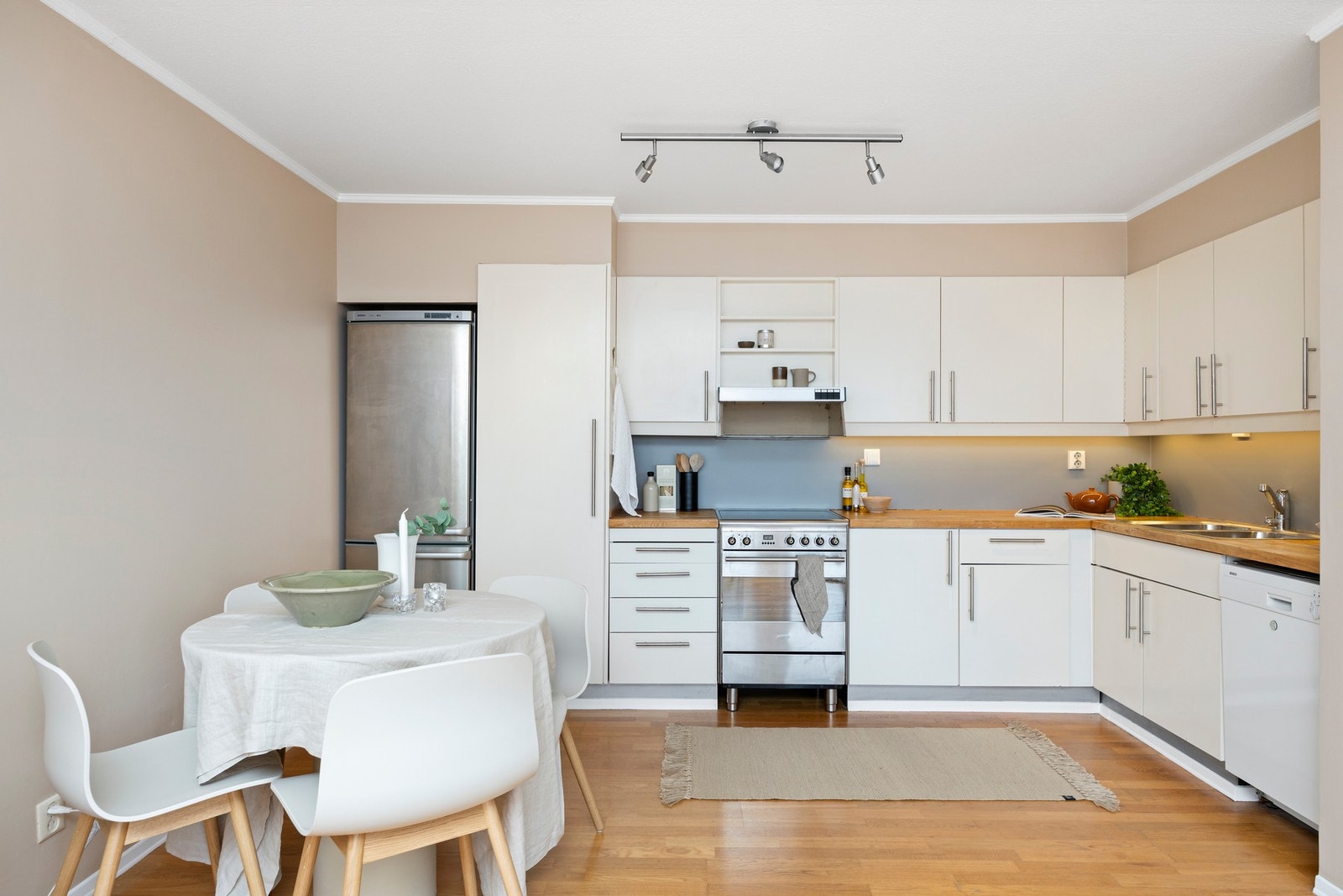 Kjøkken i åpen løsning tilknyttet stuen. Fin plass til spisebord. Galleribilde