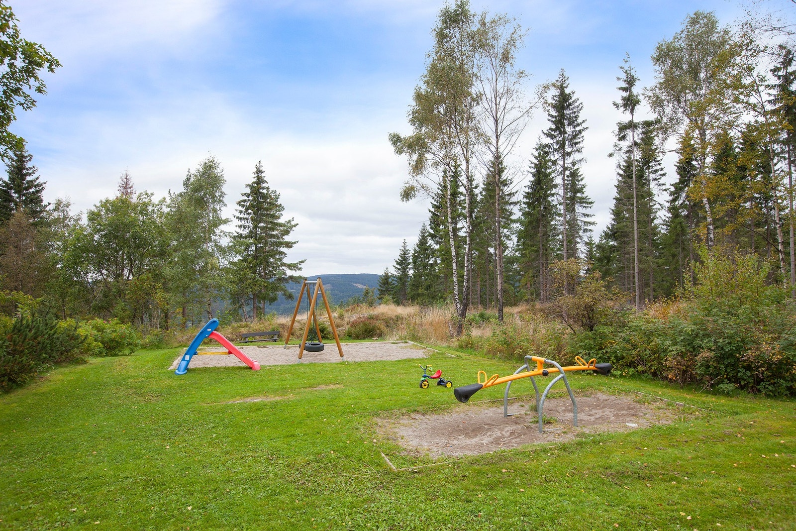 Fellesarealer med husker og lekeapparater. Galleribilde