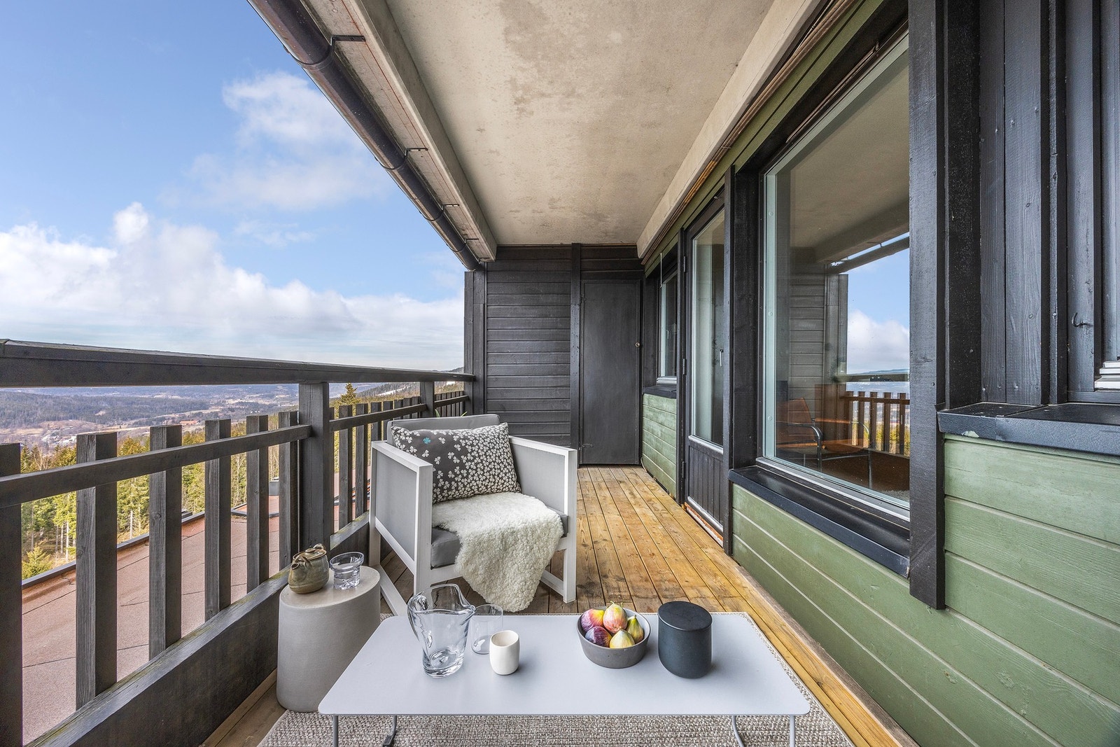 Terrassen er på 11 m2. Gulvet er terrassebord som ble lagt i ca. 2016. Lagringsbod på terrassen. Galleribilde