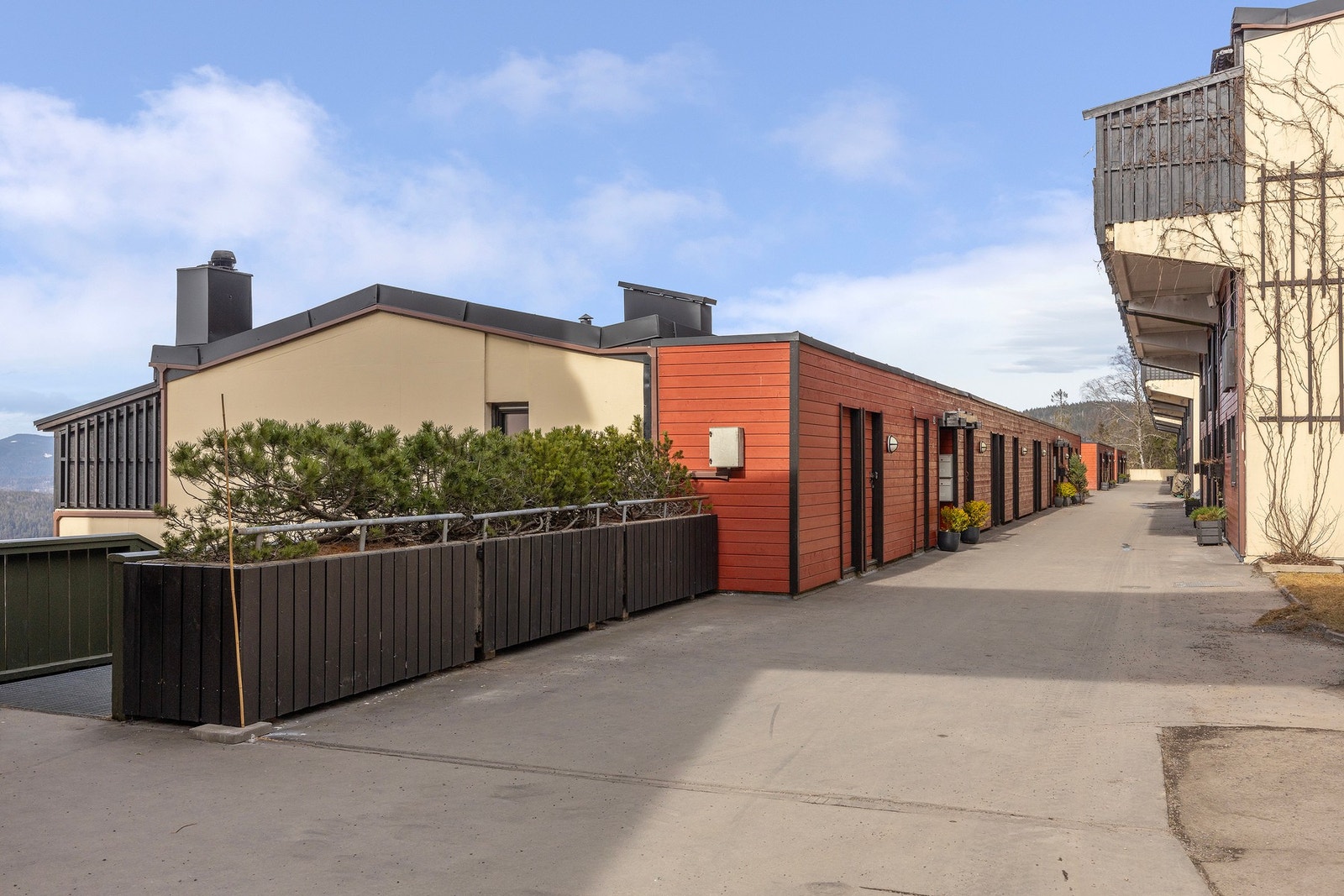 Pent opparbeidede fellesarealer med asfalterte adkomstvei. Galleribilde