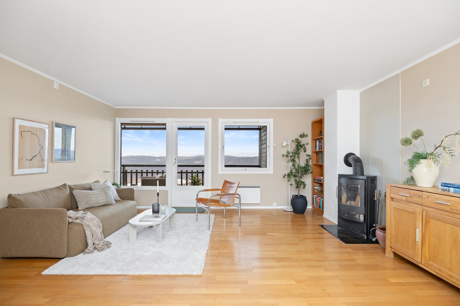 Overflatene er i nyere tid sparklet, pusset og grunnet og malt minst to strøk. 3-stavs parkett. Galleribilde