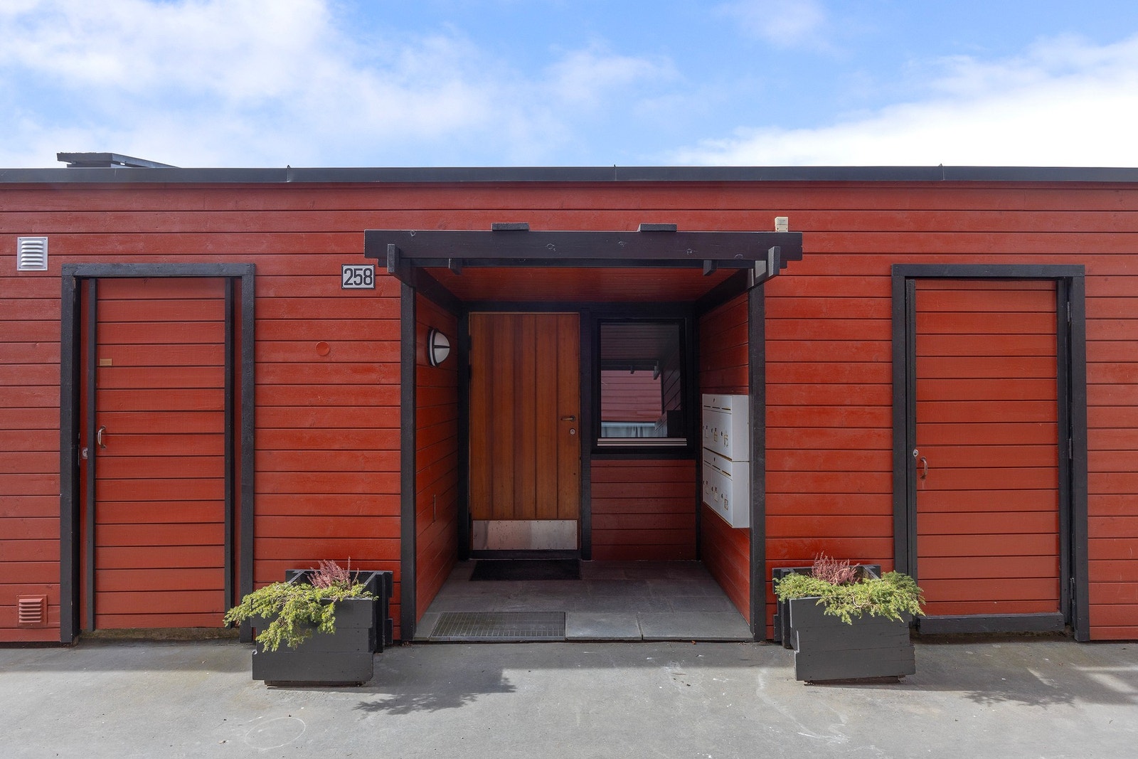 Inngangspartiet til Arnulf Øverlands vei 258. Her følger også en praktisk bod til ski osv. Galleribilde