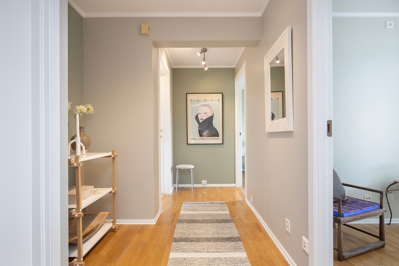 Gang som forbinder de ulike rommene i leiligheten. Badet til venstre og soverommene på høyre hånd. Galleribilde