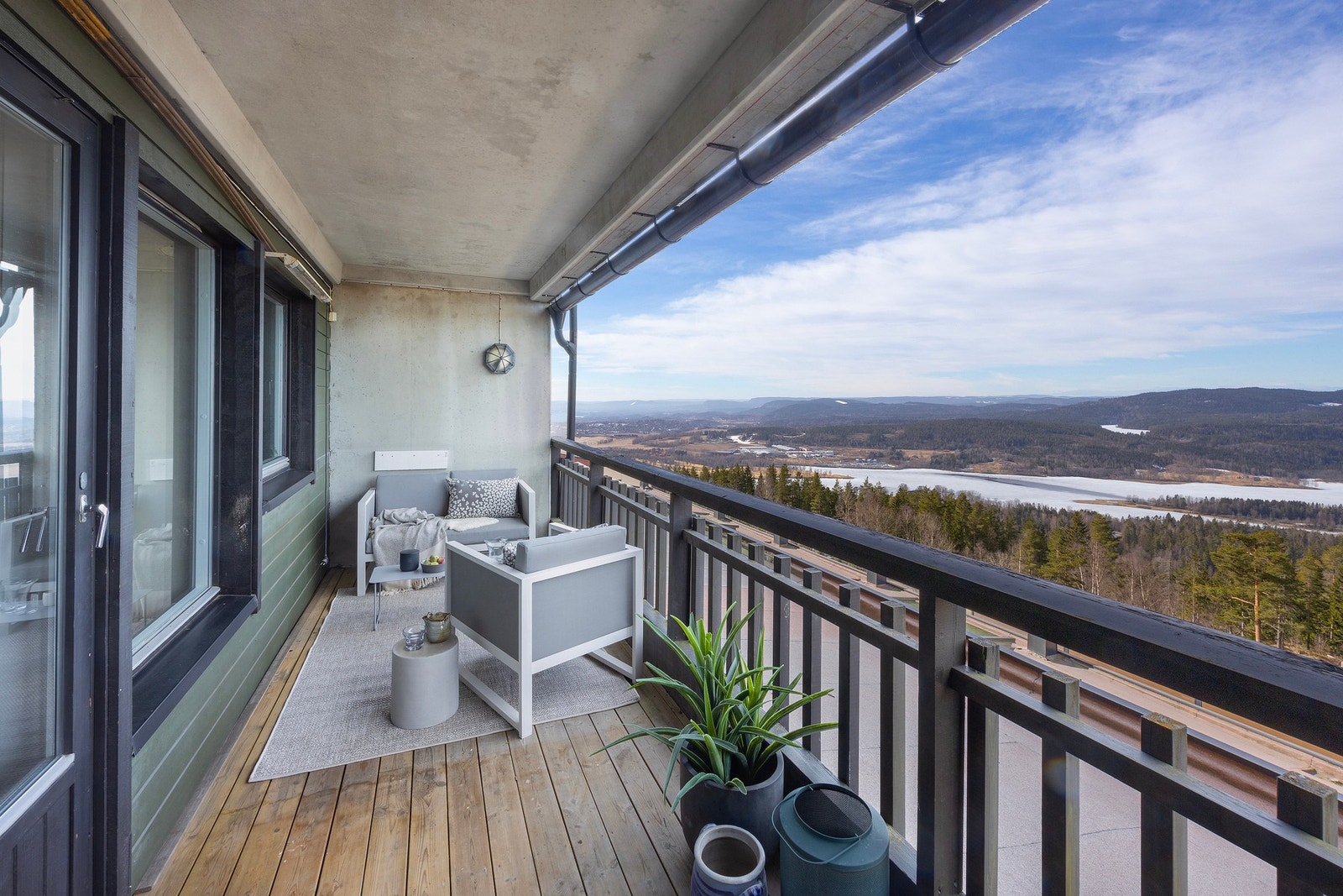 Vestvendt terrasse som ligger høyt og fritt uten gjenboere. Nydelig utsikt mot Bogstadvannet, Bærumsåsene og Marka. Galleribilde