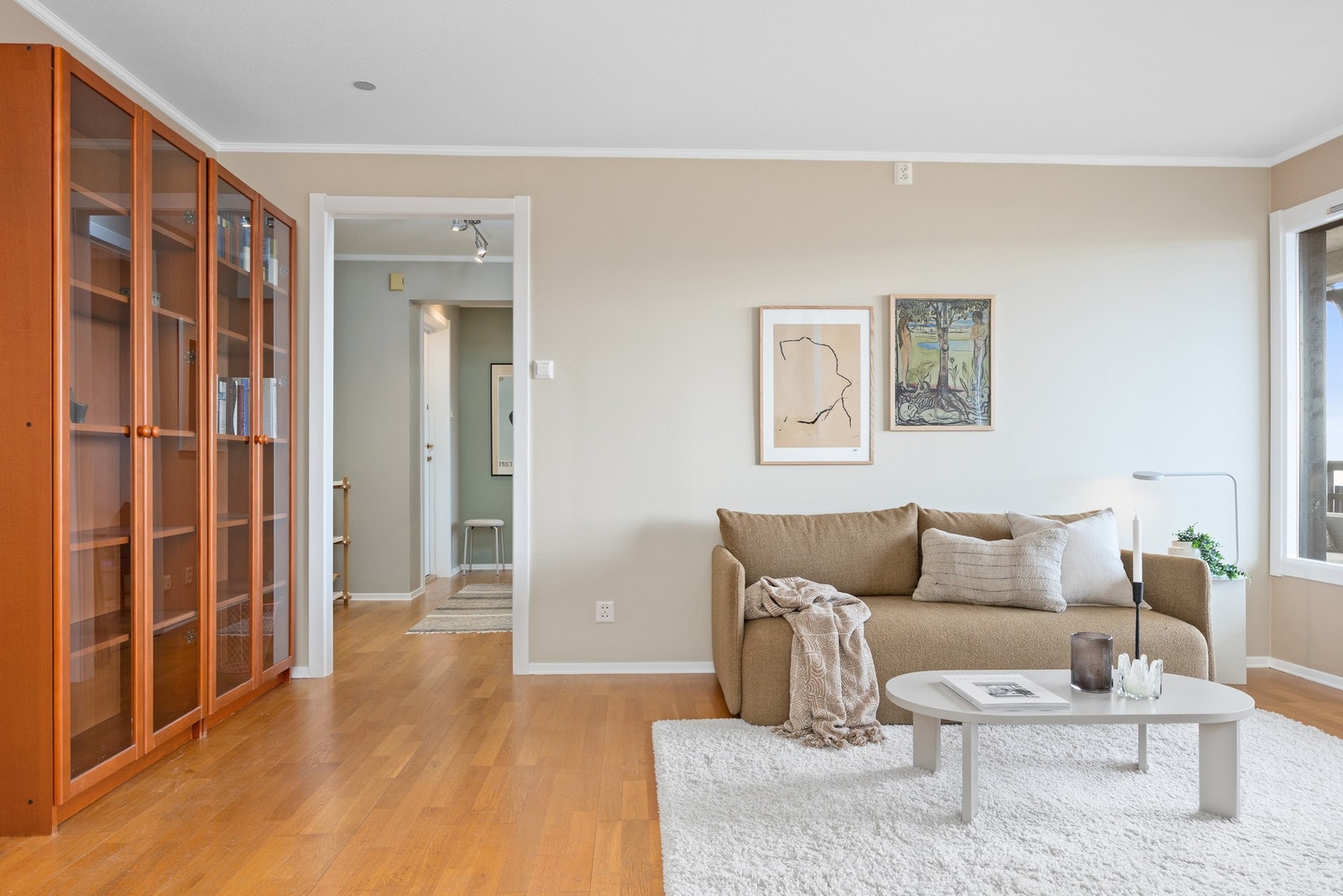 Fra stuen mot entréen. Noe modernisering må forventes. Galleribilde