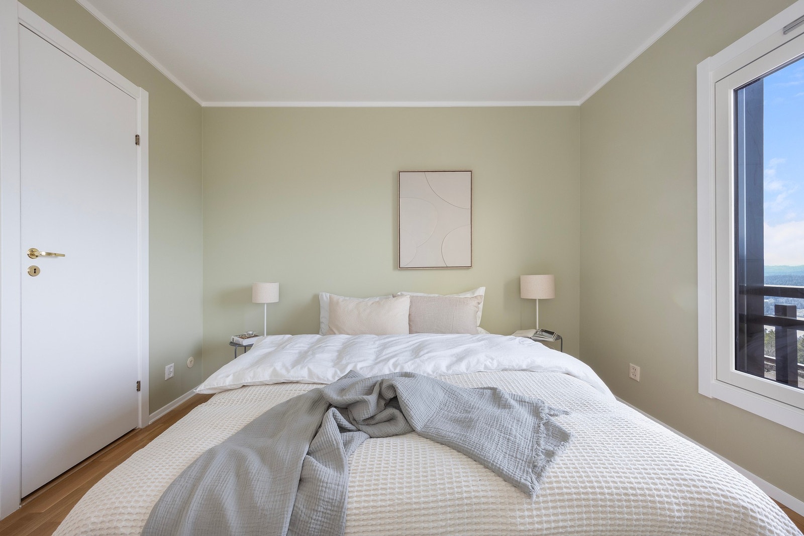 Romslig soverom 1 med plass til dobbeltseng. Tilgang til praktisk lagringsbod. Galleribilde