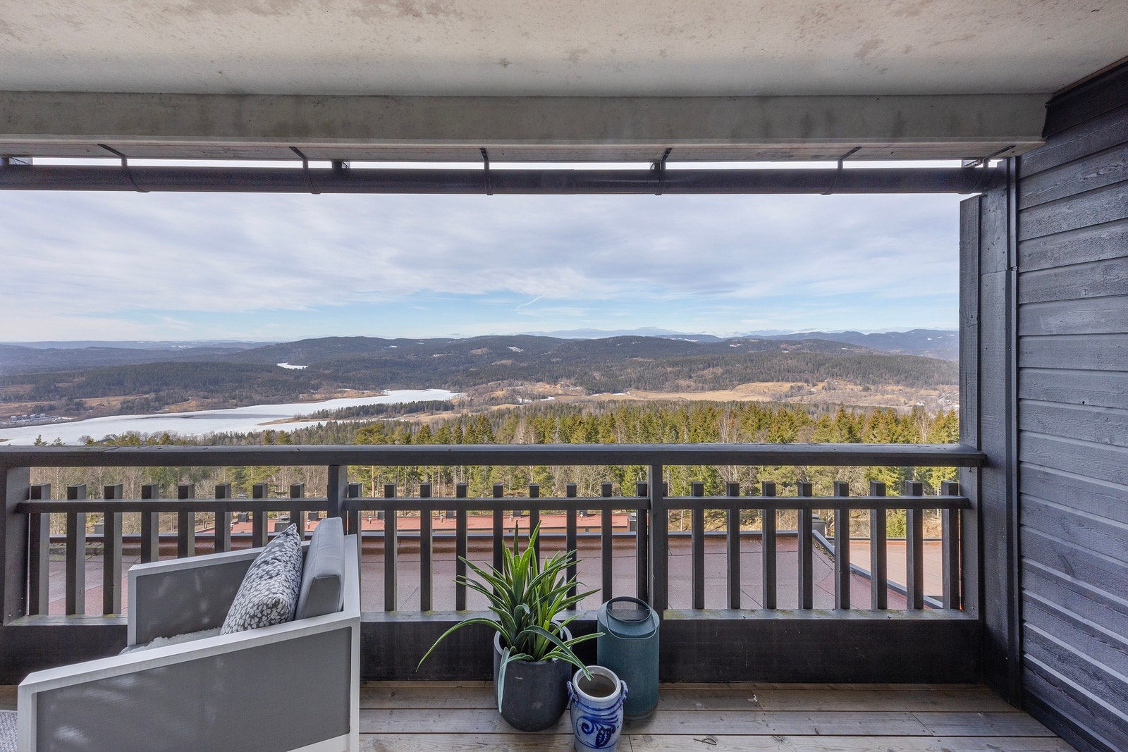 Et av de store høydepunktene med leiligheten er den skjermede terrassen med suveren utsikt og flotte solforhold. Galleribilde