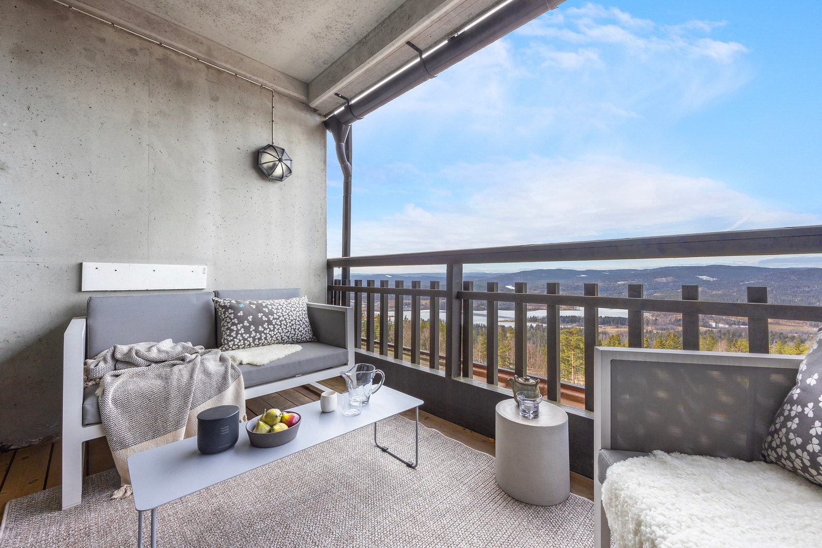 Her kan du oppleve flotte solnedganger og sitte helt uten innsyn. God plass til utemøbler. Galleribilde