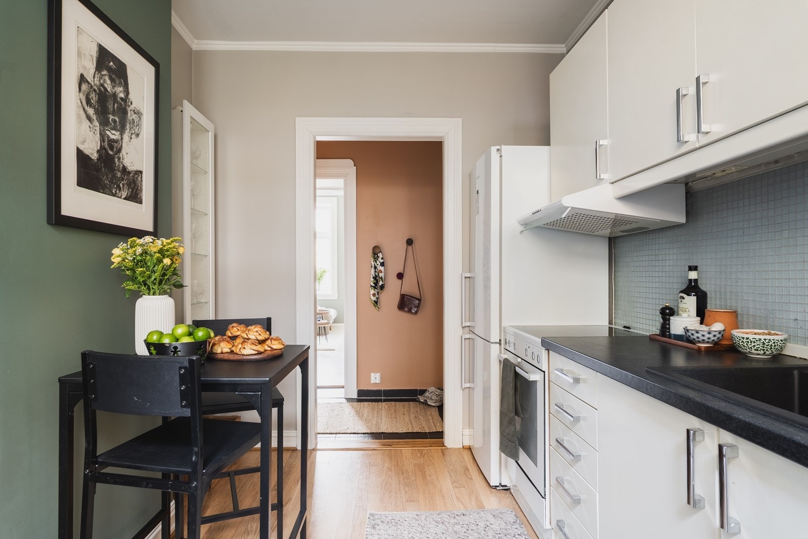 Kjøkkeninnredningen har lysegrå, glatte fronter på skuffer og skap. Galleribilde