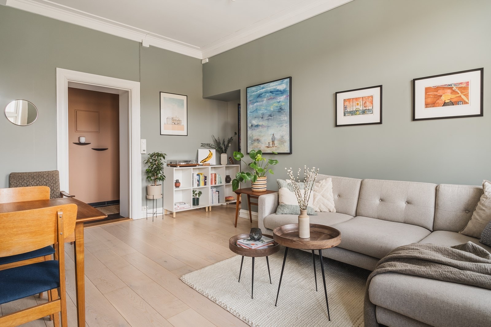 Gjennomgående og meget tiltalende 2-roms leilighet med sjenerøs takhøyde, fin planløsning, peisovn og store vestvendte vinduer, som sørger for en lys, luftig leilighet hele året. Galleribilde