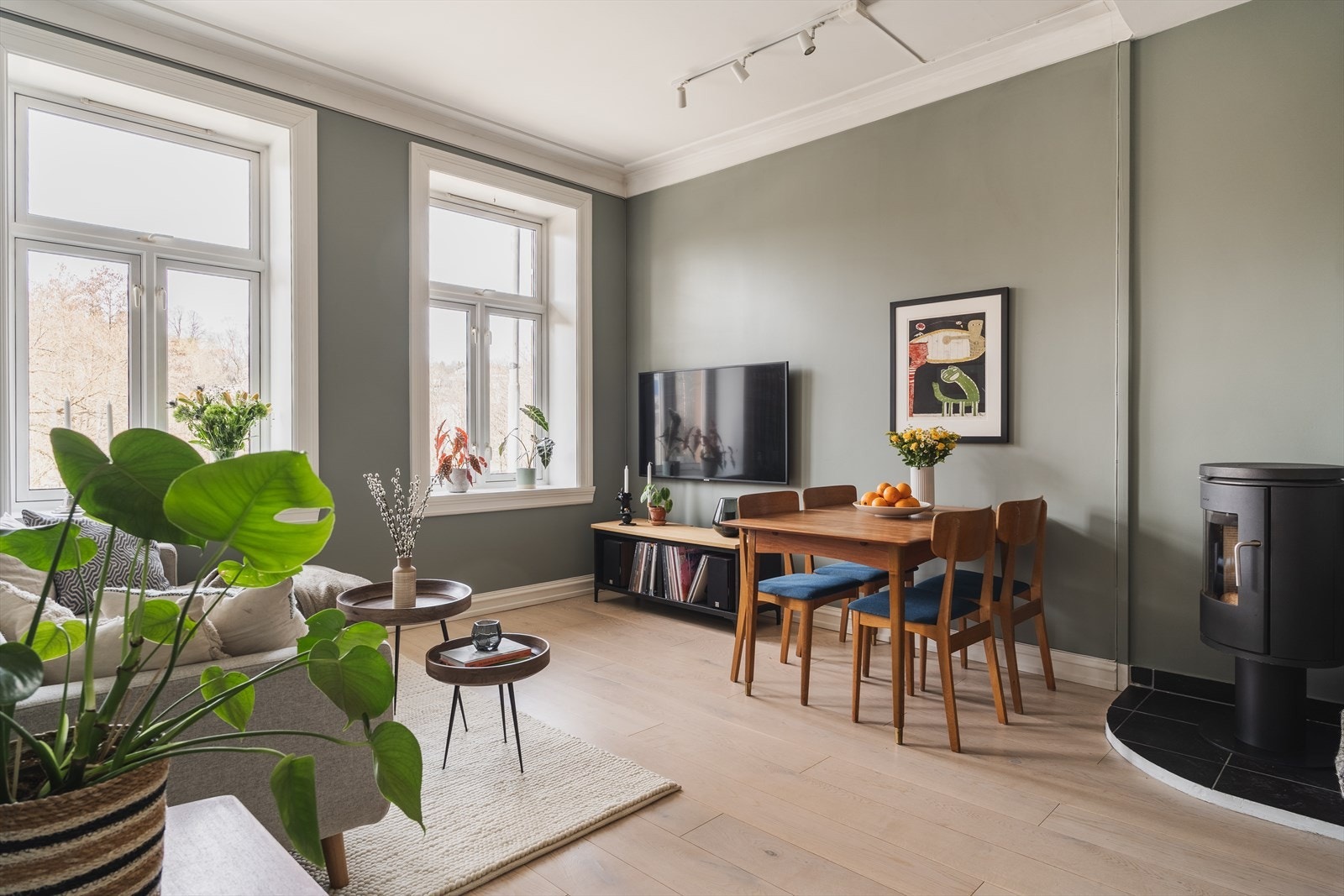 Meget sjarmerende og lys 2-roms som vender ut mot Kubaparken og Akerselva, fantastisk beliggenhet! God takhøyde og peis. Galleribilde