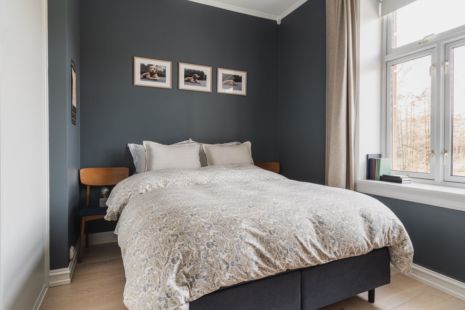 Lyst og hyggelig soverom med varmekabler i gulv. Det er god lagringsplass i skyvedørsgarderobe. Galleribilde