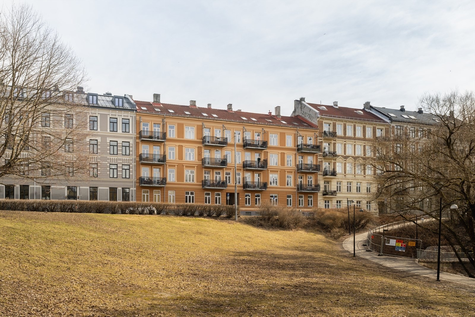 Leiligheten er en av "frontleilighetene" som vender ut mot Kubaparken, Akerselva og enveiskjørt gate Galleribilde