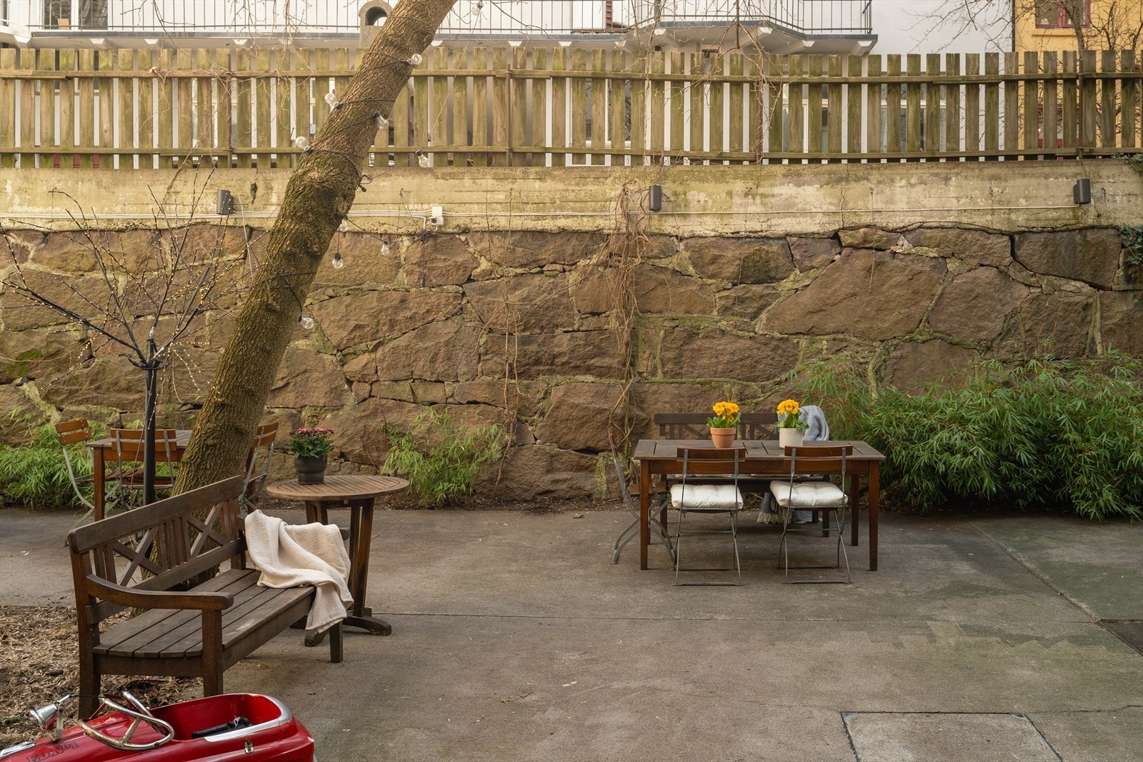 Hyggelig bakgård med utemøbler som kan brukes av beboerne. Galleribilde