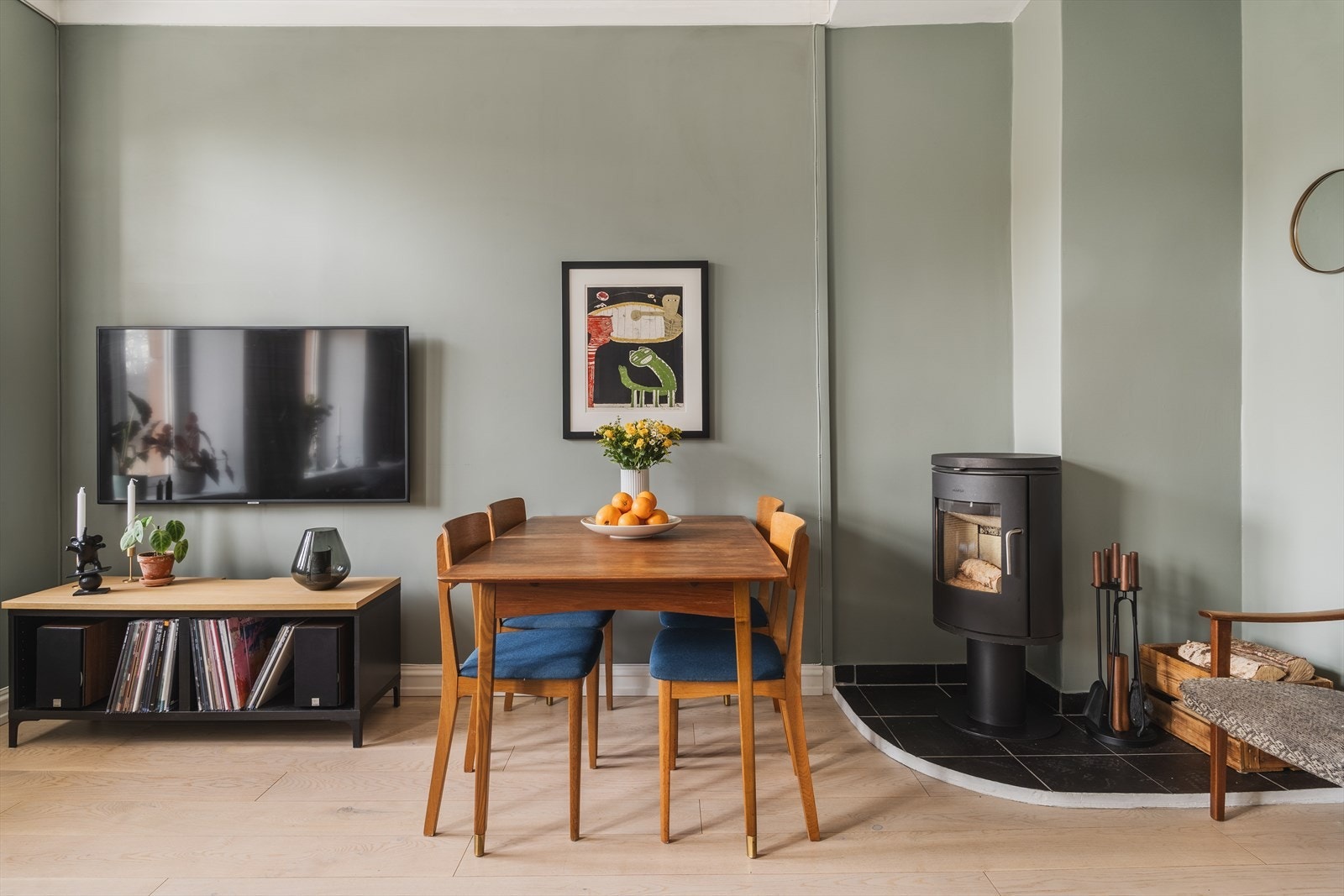 Lys og hyggelig stue med peisovn og varmekabler i gulv. I 2023 ble det montert ny lysskinne i taket i stuen. Galleribilde