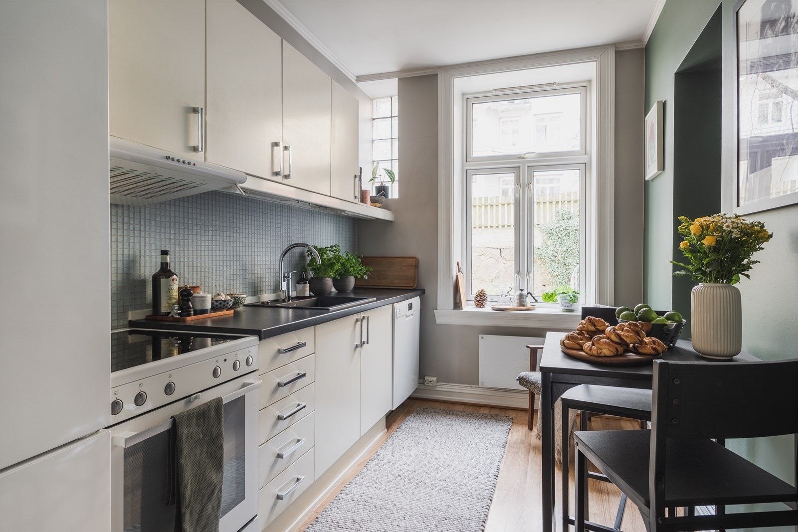 Hyggelig kjøkken med god skap- og benkeplass Galleribilde