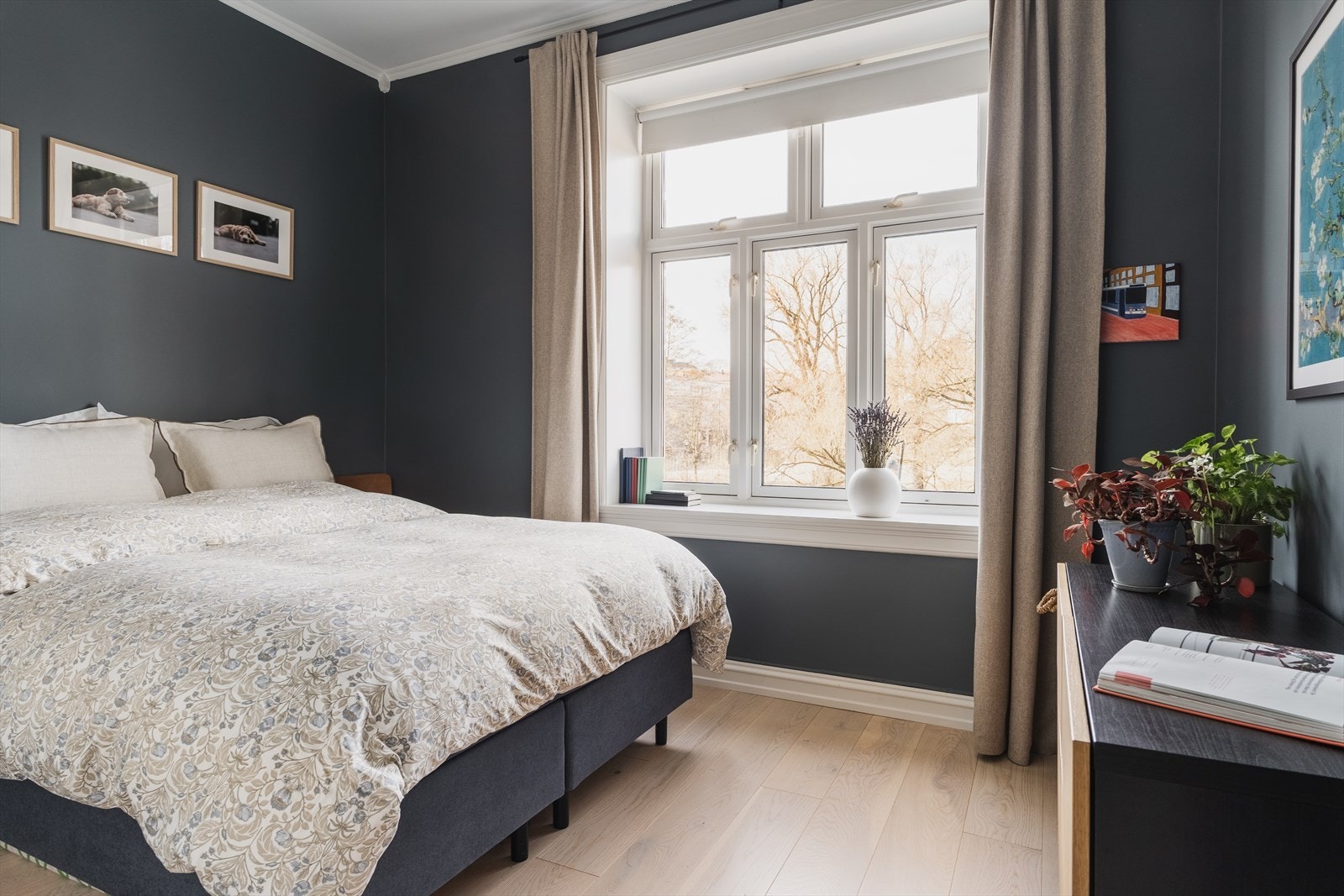 Romslig soverom som vender ut mot Akerselva. Galleribilde