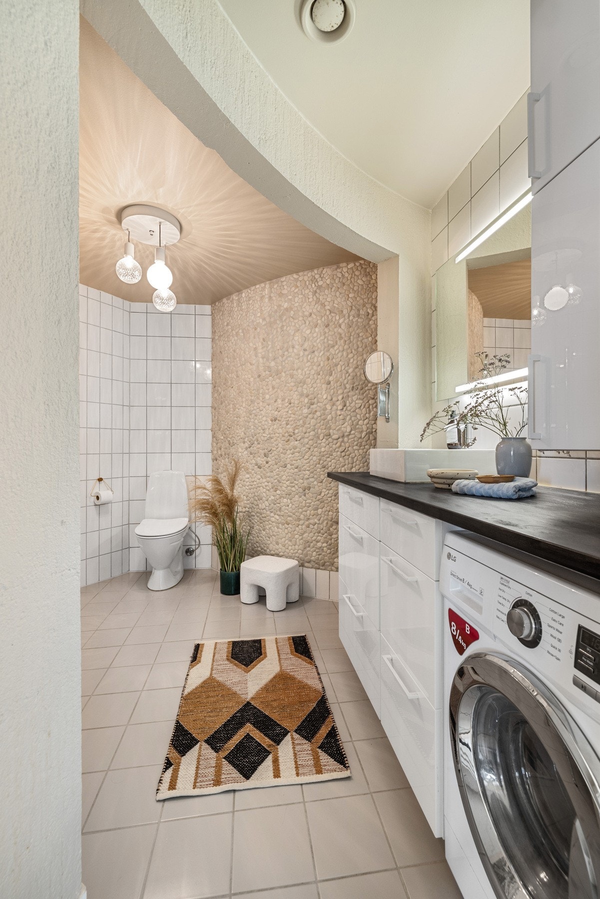 Et pent flislagt bad med god plass og varmekabler i gulv. Plass og opplegg for vaskemaskin. Galleribilde