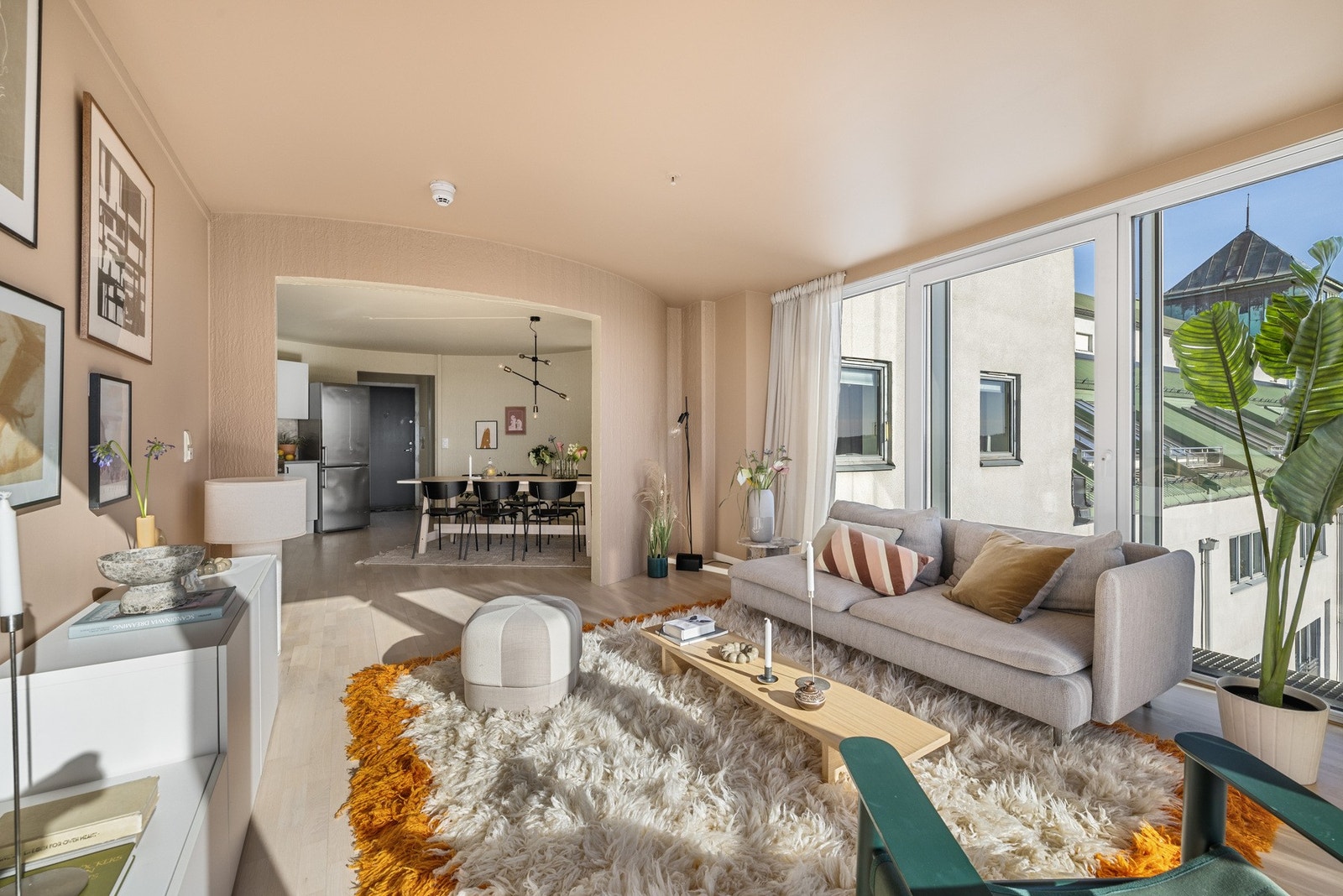 Her er det gode møbleringsmuligheter, med plass til både sofagruppe, tv-seksjon og annen møblering. Galleribilde