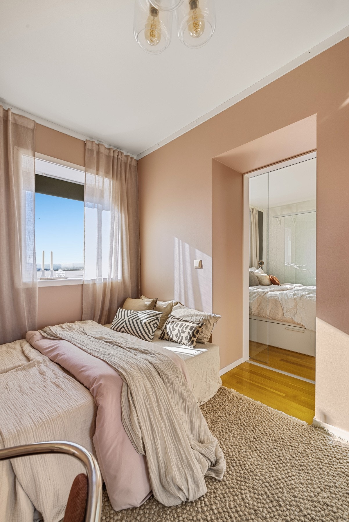 Soverom 2 har plass til dobbeltseng og skrivepult, og er innredet med en stor og romslig skyvedørsgarderobe med speilfronter. Galleribilde