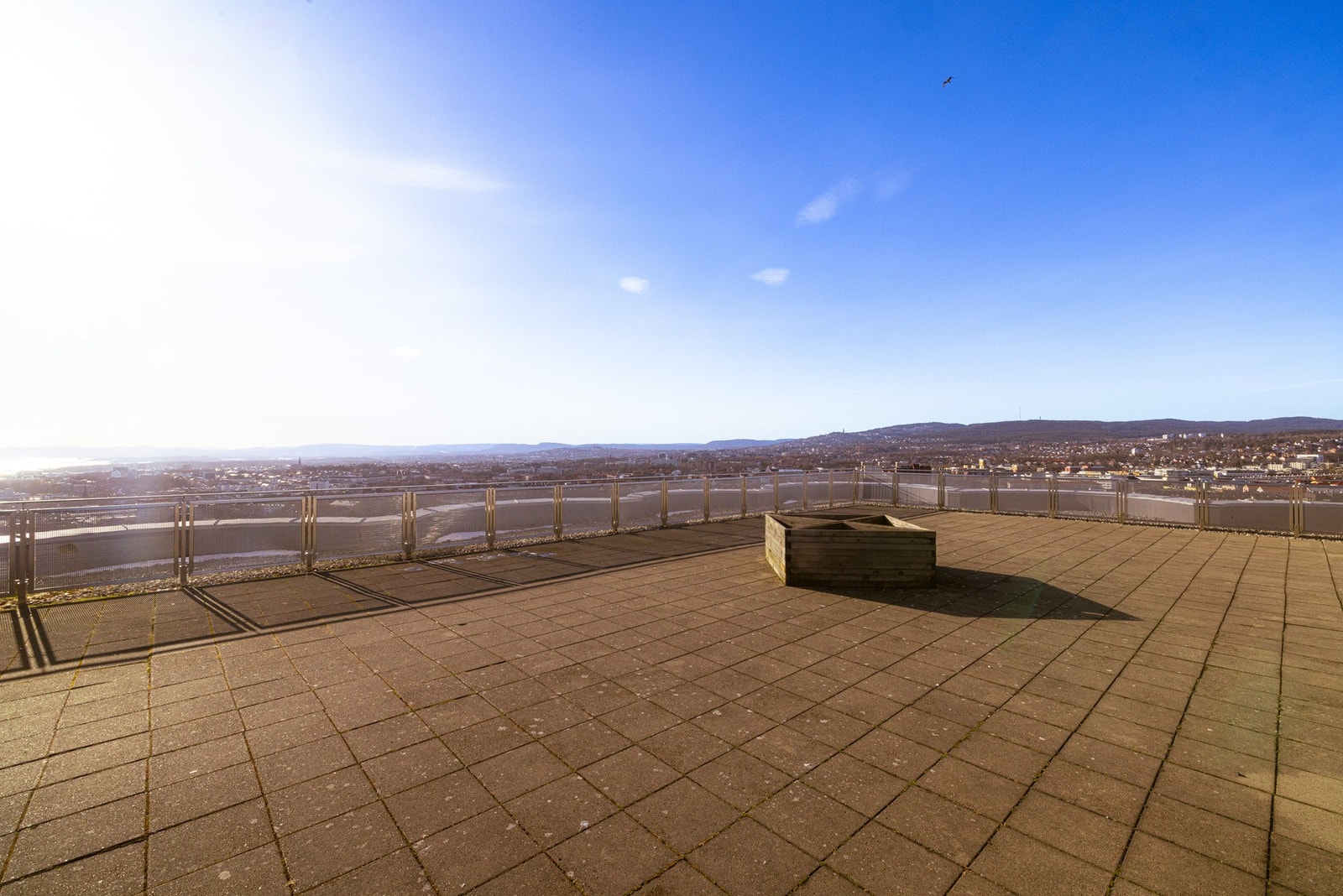 Beboerne i sameiet har tilgang til en stor takterrasse med panoramautsikt over hele byen. Terrassen blir møblert med lounge-grupper, spisebord og solsenger sommerstid. Galleribilde