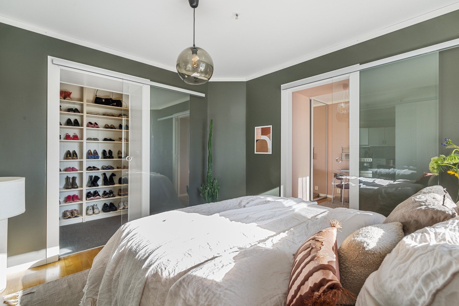 Fra rommet er det videre adkomst til walk-in-closet med gode oppbevaringsmuligheter. Galleribilde