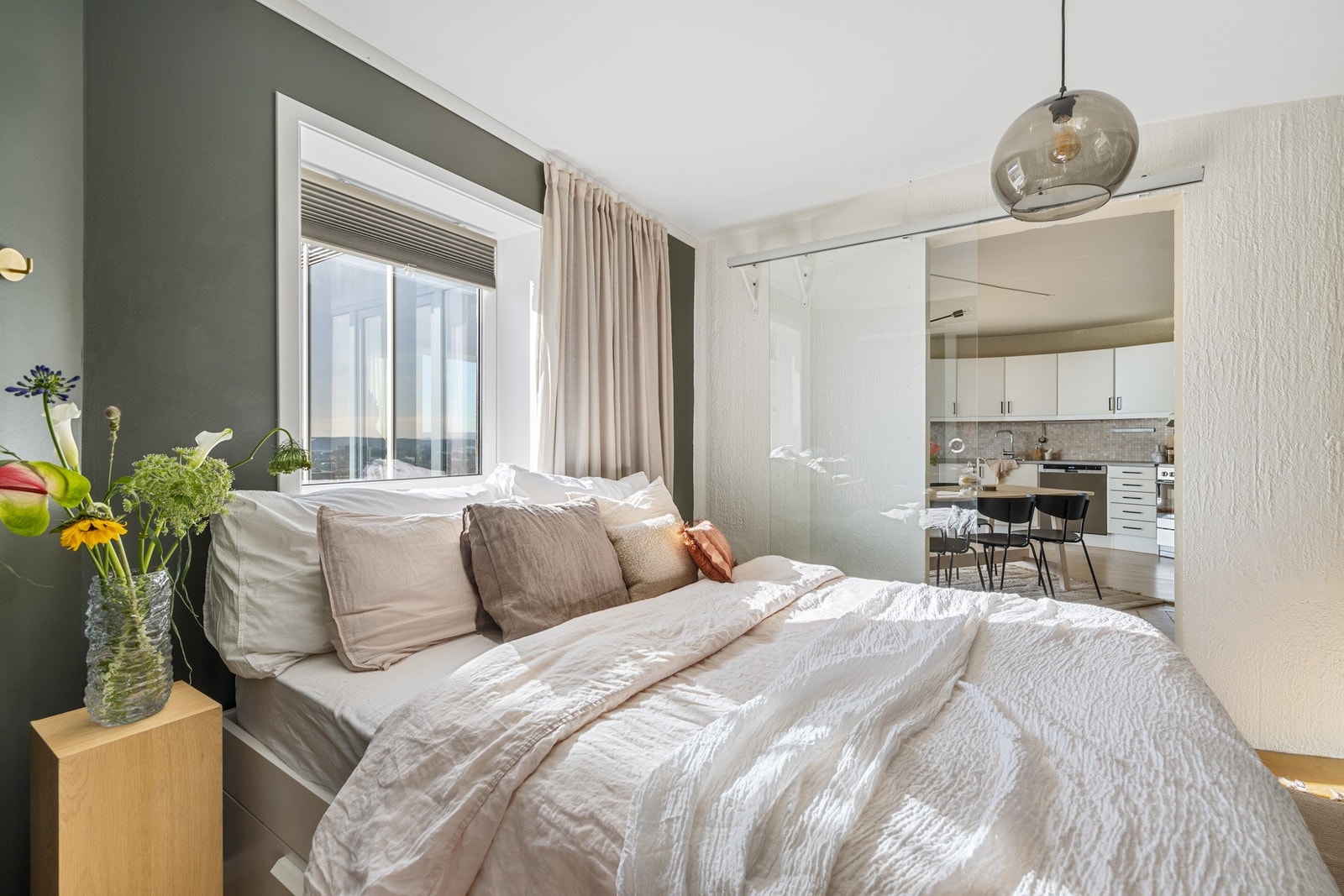 Meget hyggelig hovedsoverom av god størrelse, med plass til dobbeltseng, nattbord og annen ønsket møblering. Galleribilde