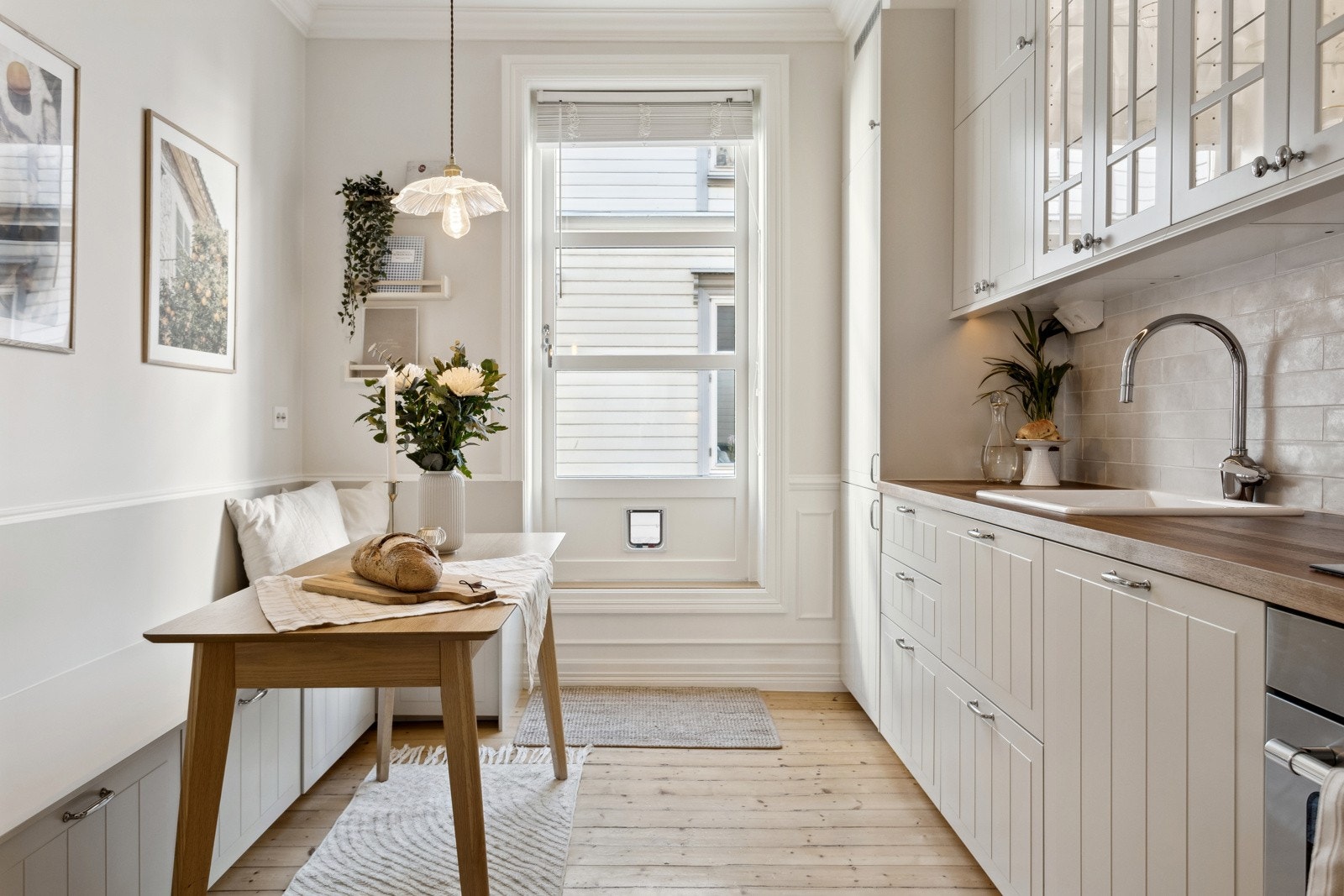 På kjøkkenet er det en stilfull, plassbygd sittegruppe som gir både komfort og sjarm. Fra kjøkkenet er det utgang til en terrasse på ca. 11 kvm. Galleribilde