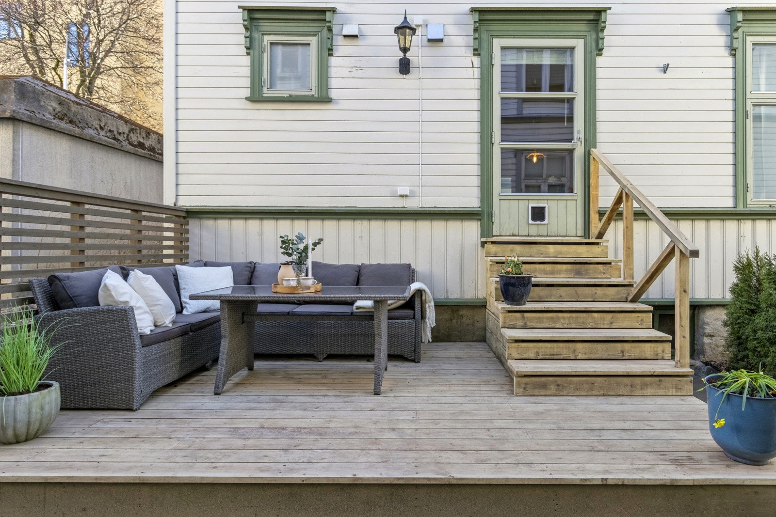 Terrassen måler ca. 11 kvm og har god plass til utemøblement. Galleribilde