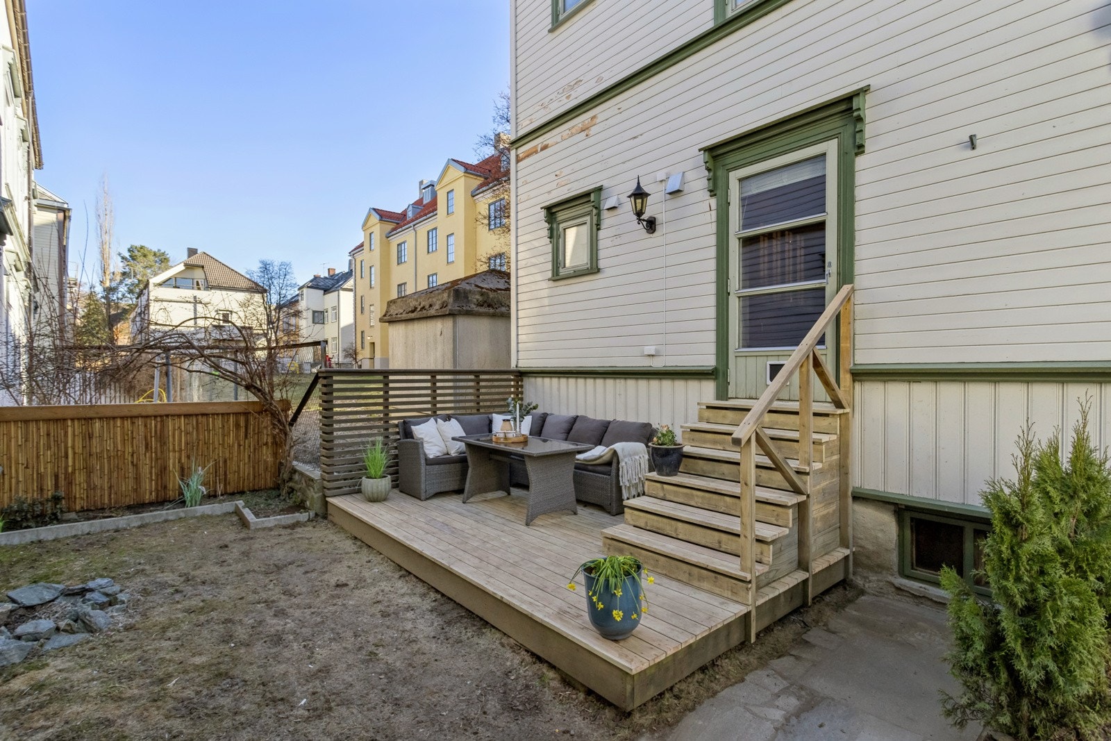 Terrassen vender inn mot fellesarealer og oppleves usjenerende. Galleribilde