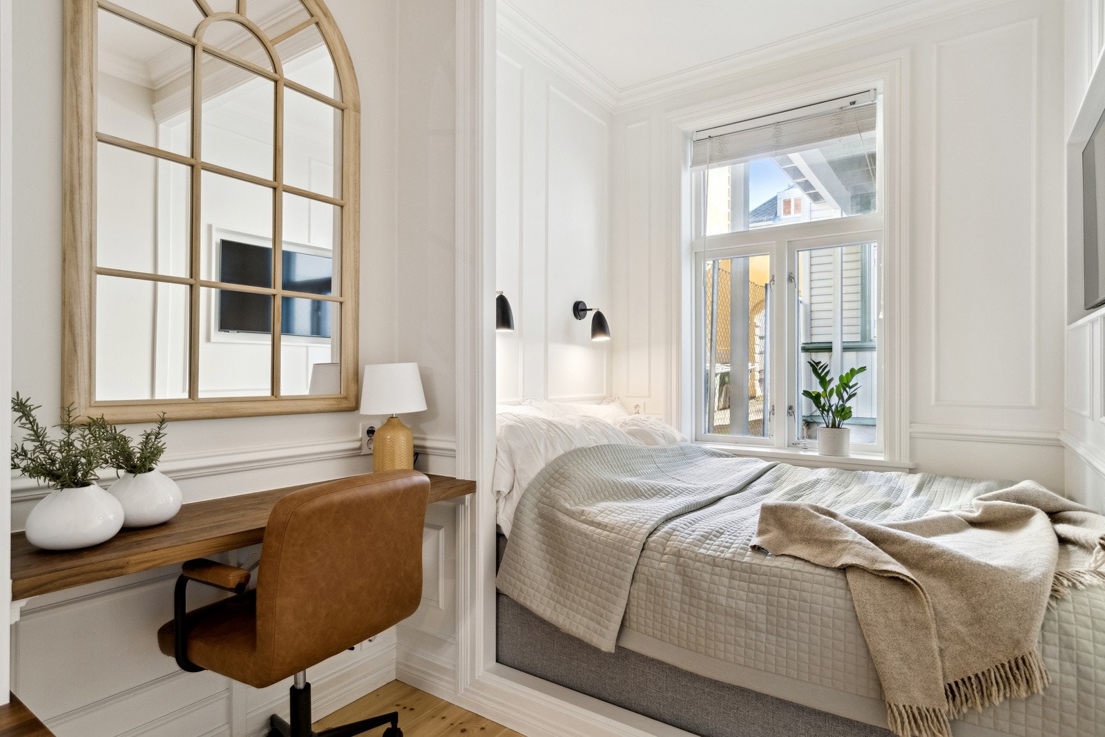 Store vindusflater, godt med dagslys og god takhøyde gir rommet en luftig og åpen følelse. Galleribilde