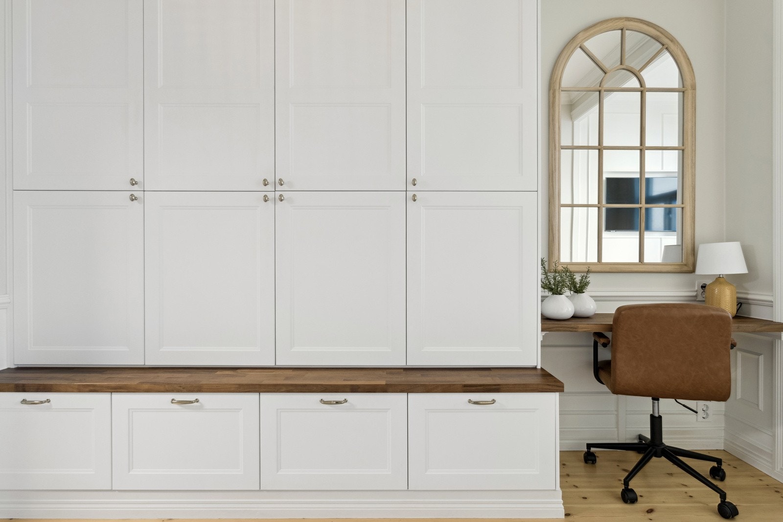 Soverommet har en skreddersydd garderobeløsning som gir rikelig med oppbevaringsplass. Galleribilde