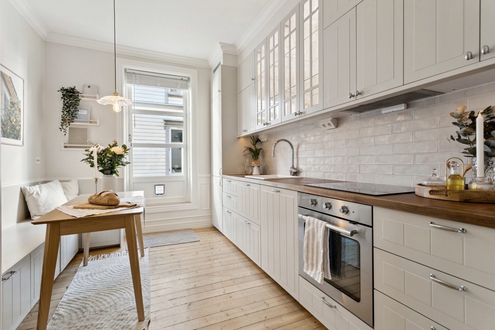 Leiligheten har et lyst og innbydende kjøkken med IKEA-innredning fra 2022. Galleribilde