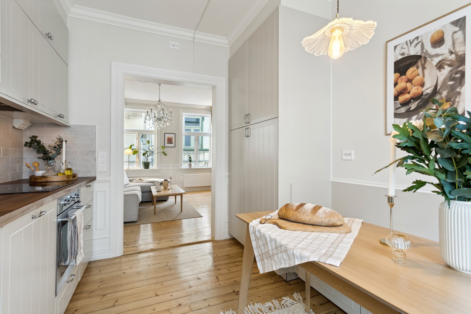 Kjøkkenet er utstyrt med integrerte hvitevarer som stekeovn, platetopp, oppvaskmaskin og kjøleskap med fryser. Galleribilde