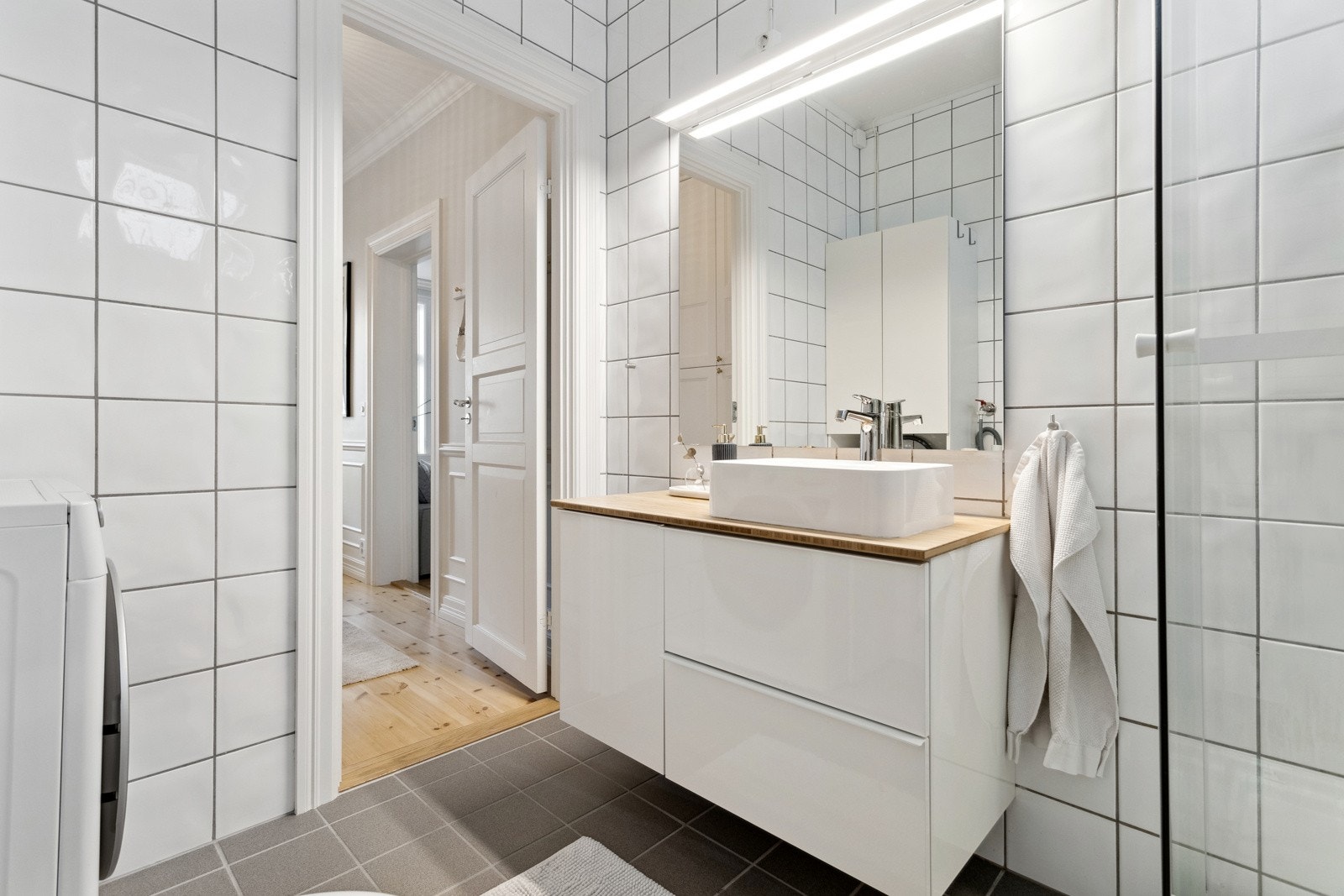 Badet er flislagt og har gulvvarme. Det er også opplegg for vaskemaskin. Galleribilde