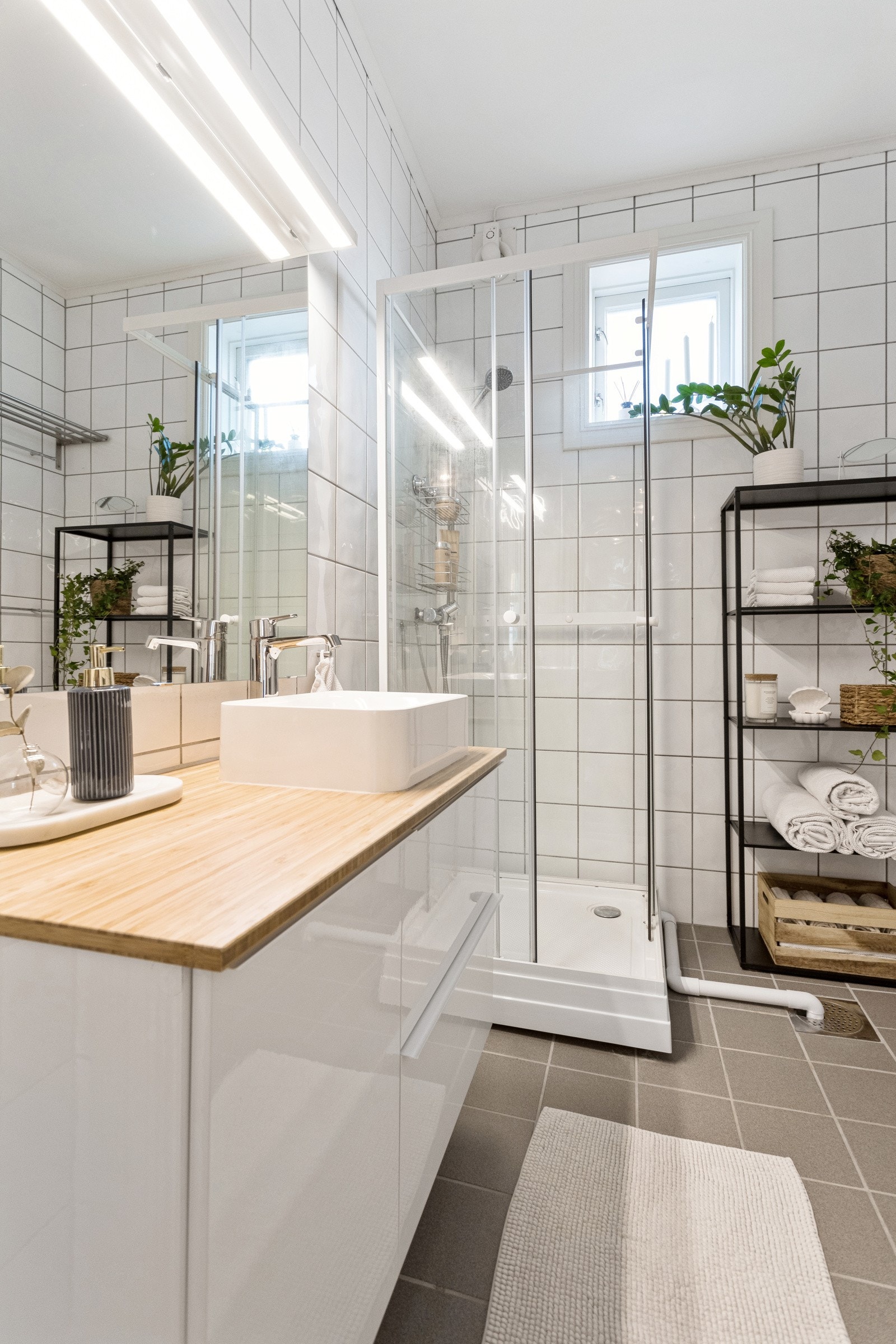 Pen badersomsrinnredning med god plass til oppbevaring. Galleribilde