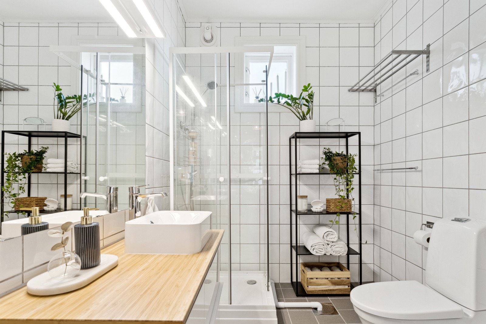 Fra soverommet har man inngang til badet. Badet er utstyrt med servantinnredning, speil med overlys, dusjkabinett og toalett. Galleribilde