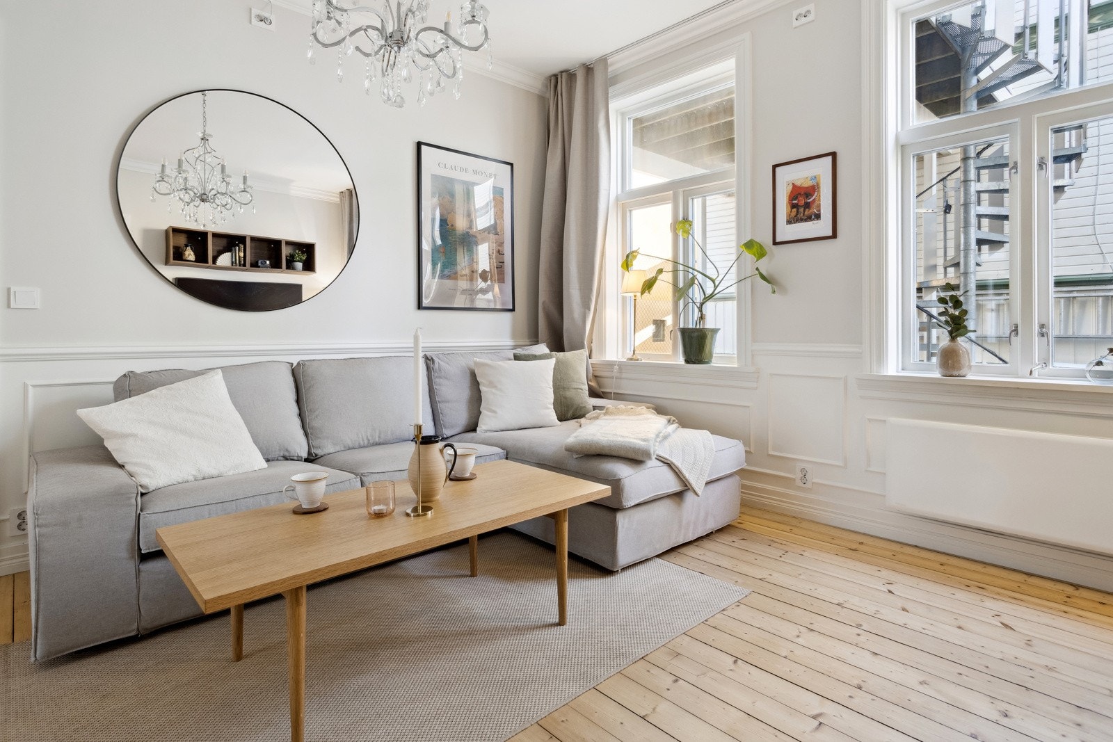 Stuen er åpen og luftig, med god takhøyde. Det er rikelig med naturlig lys fra de store vindusflatene. Galleribilde