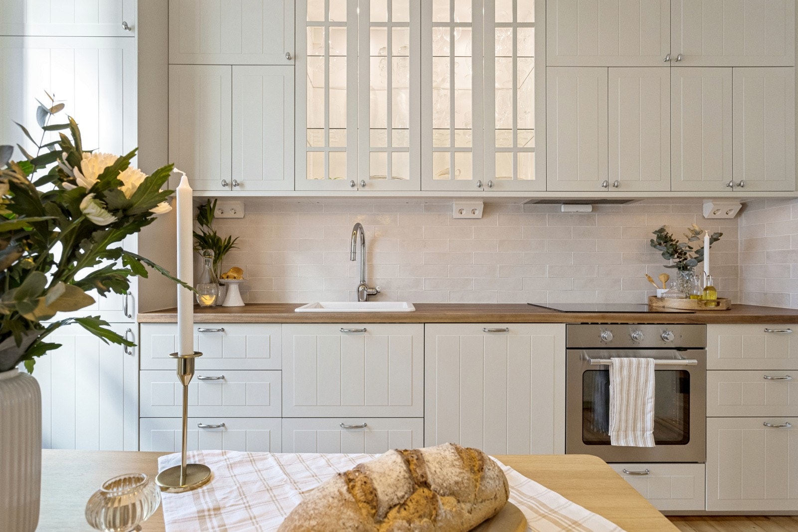 Kjøkkenet er godt utbygget med skap- skuff og benkeplass. Gulvflatene er av heltre, som gir et solid og tidløst uttrykk. Galleribilde